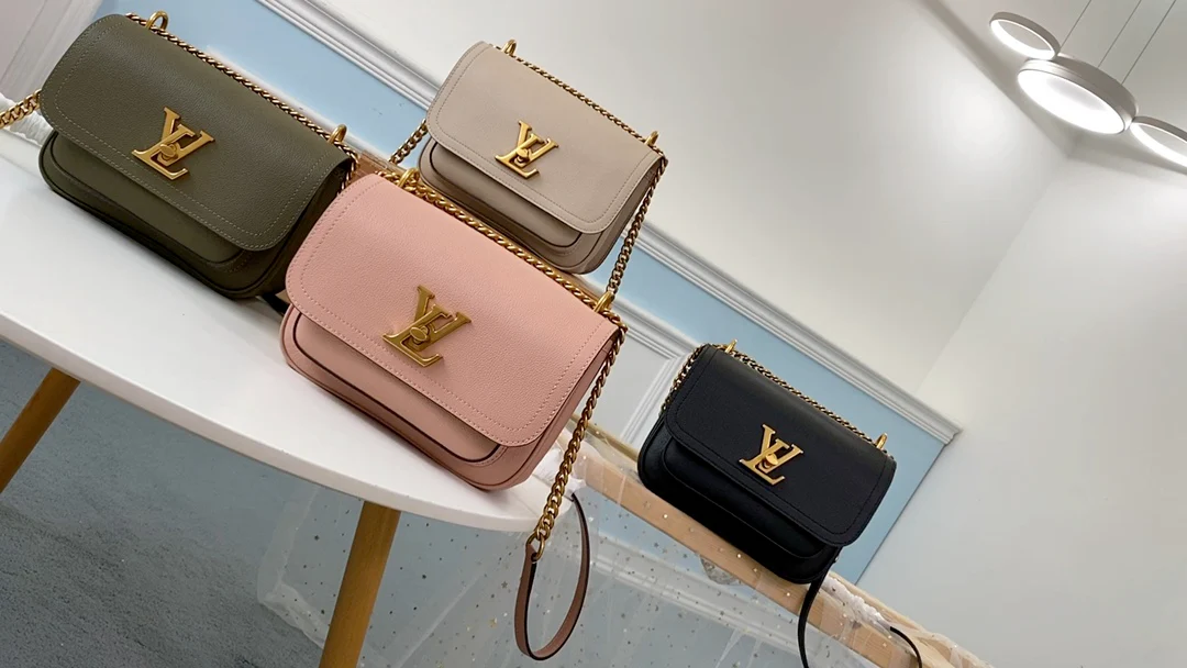 Сумка LV Lockme Chain Small Chain Bag - изображение из коллекции.