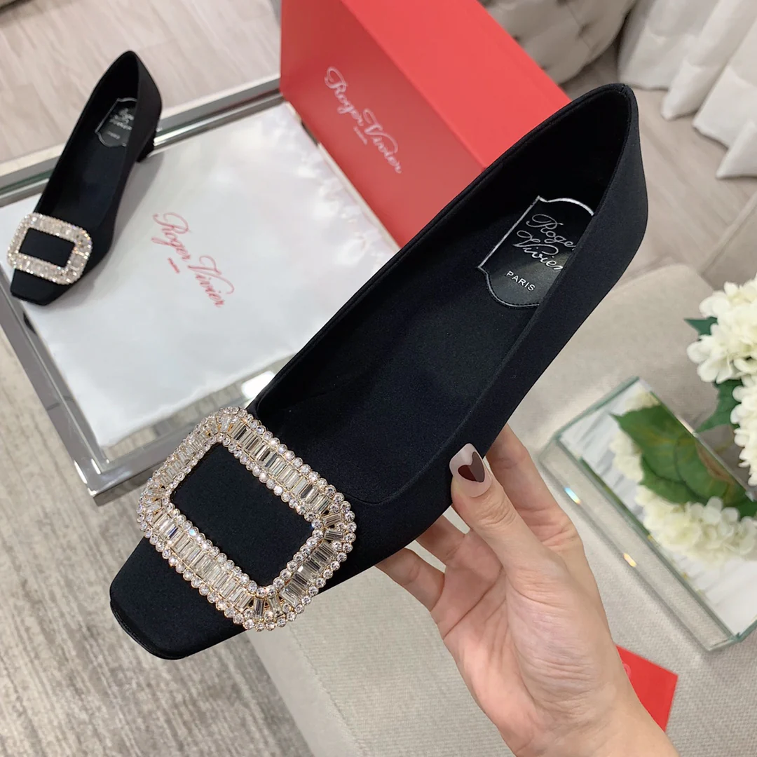 Туфли на каблуке RV-4-5 см, шелковые, со стразами, пряжка, черные.