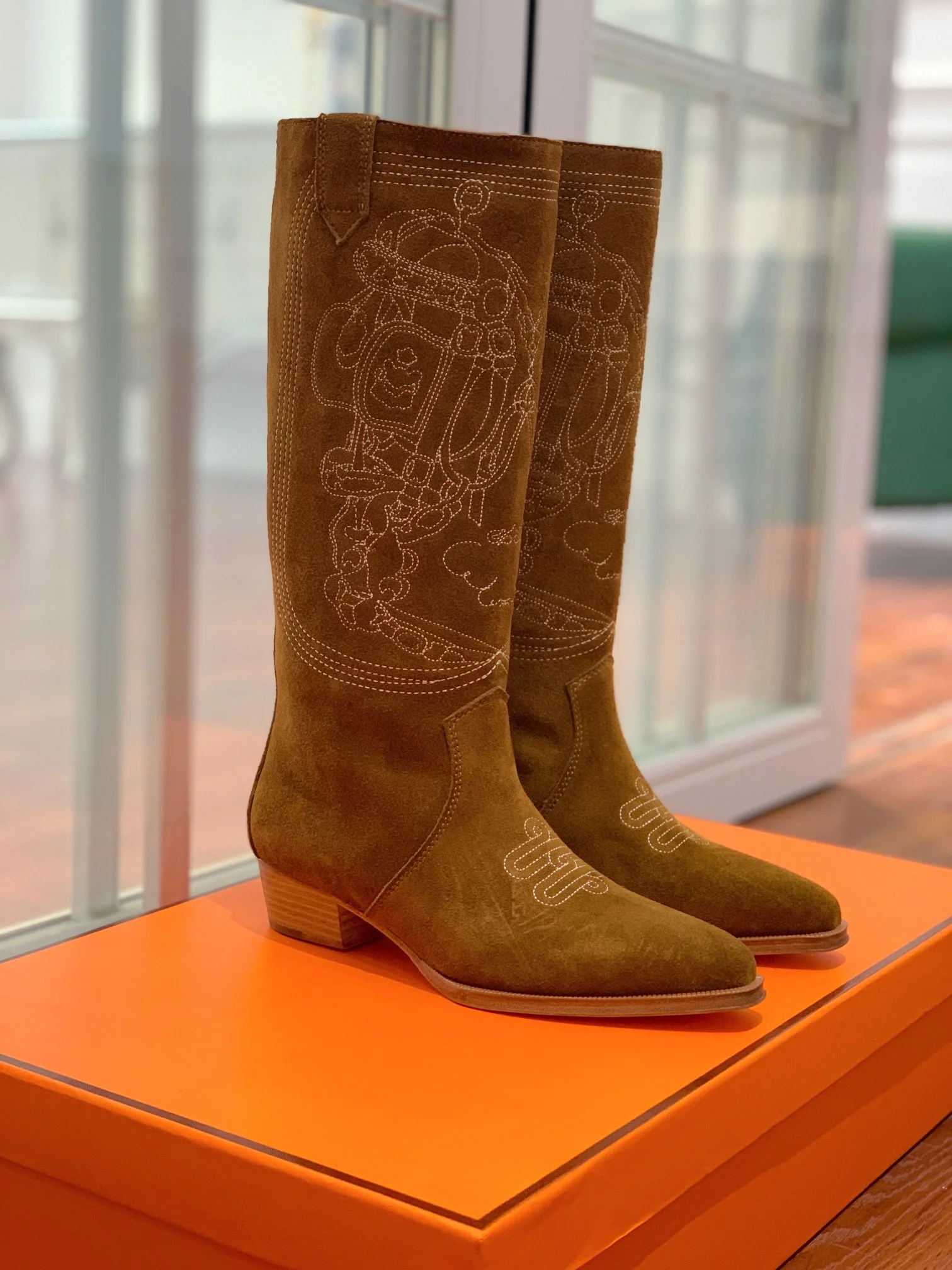 Новинка сезона осень/зима 2022 от Hermes - Вышитые высокие сапоги - 1