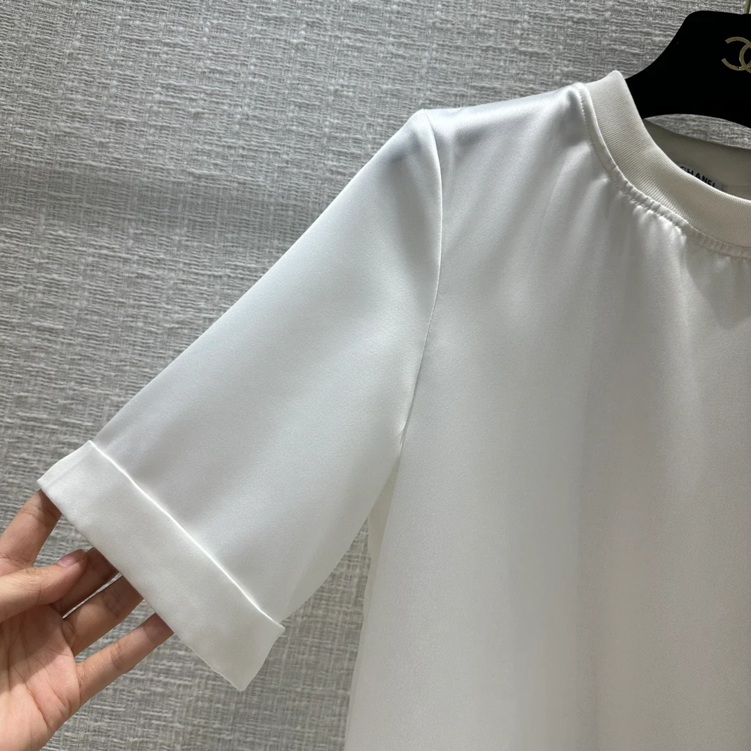 Новая коллекция Chanel Весна/Лето 2024: Топ с бантом, круглым вырезом и одним рукавом - Белый