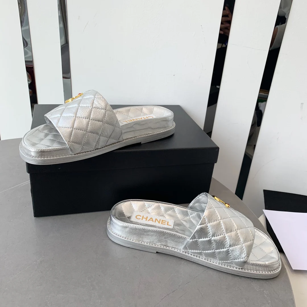 Новинка сезона осень/зима 2022 от Chanel - Тапочки из овечьей кожи - Серебристые
