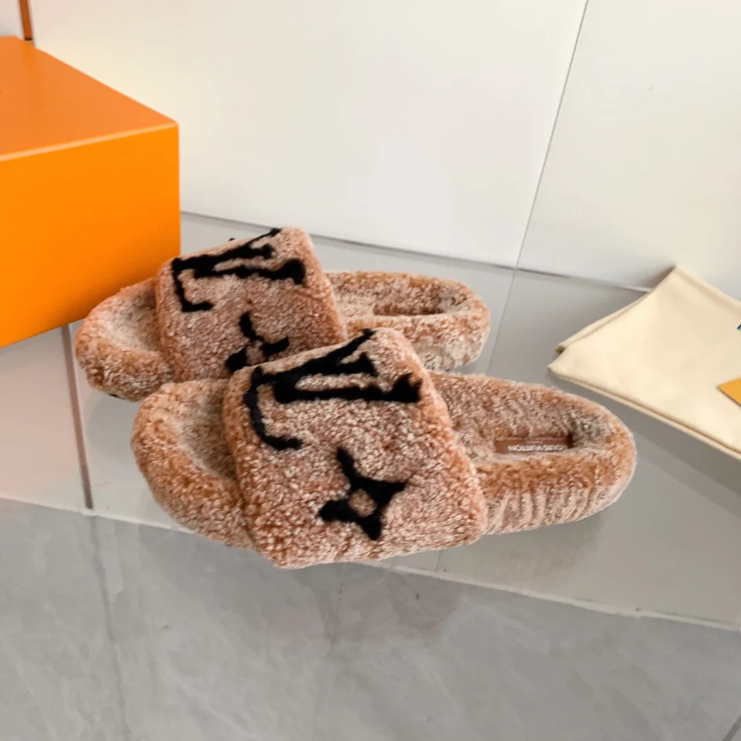 Новинка осенне-зимней коллекции LV 2023 — шерстяные тапочки — светло-коричневые.