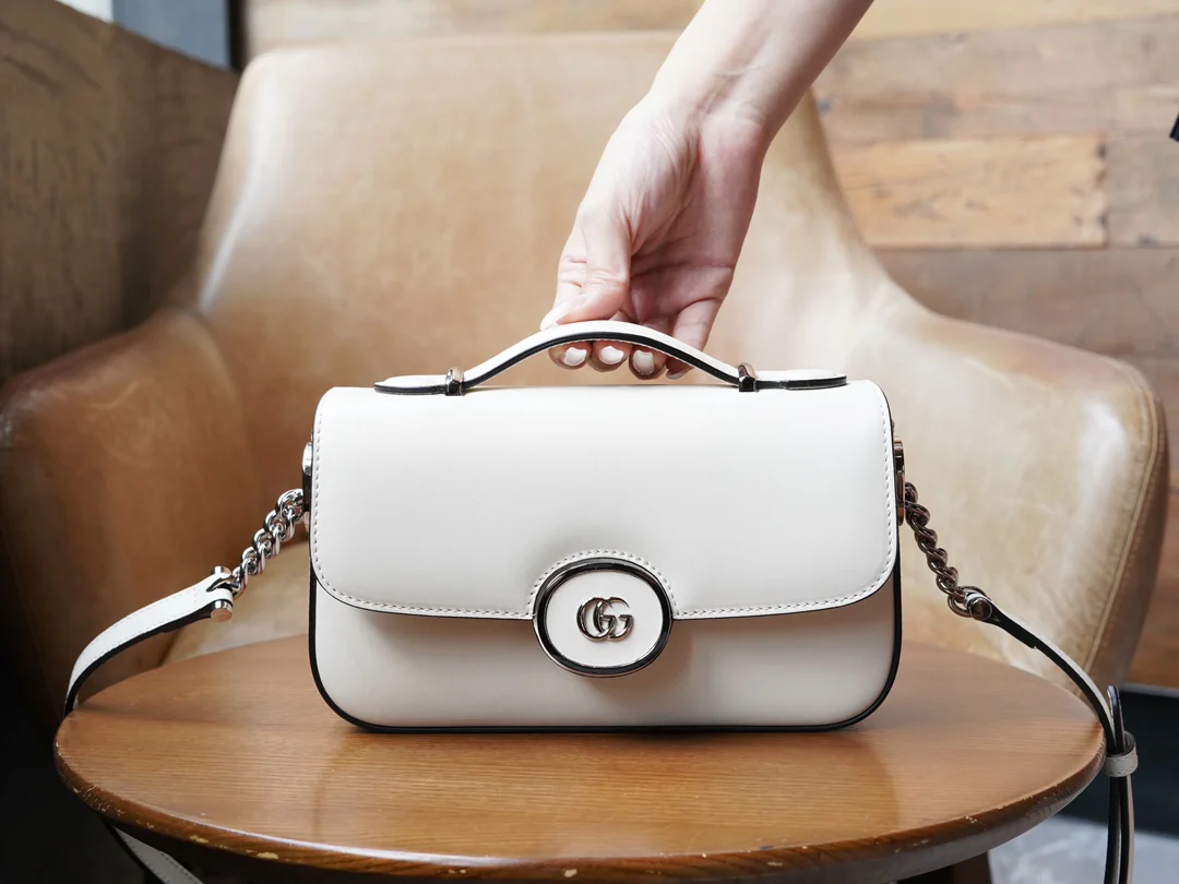 Миниатюрная сумка Gucci Petite GG на цепочке - белая.