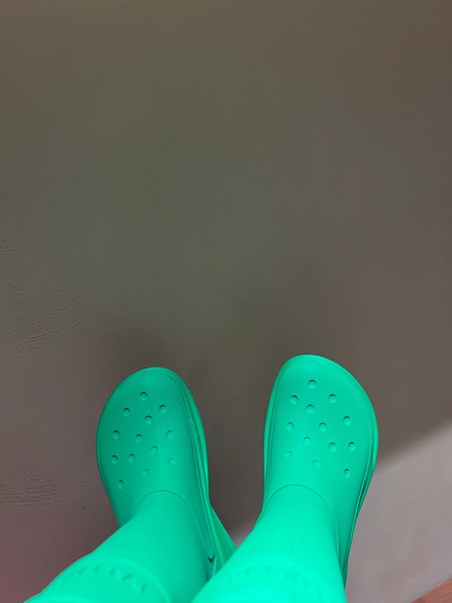 Резиновые сапоги Balenciaga на нескользящей платформе из коллекции осень/зима 2022 x Crocs - озерно-зеленый.