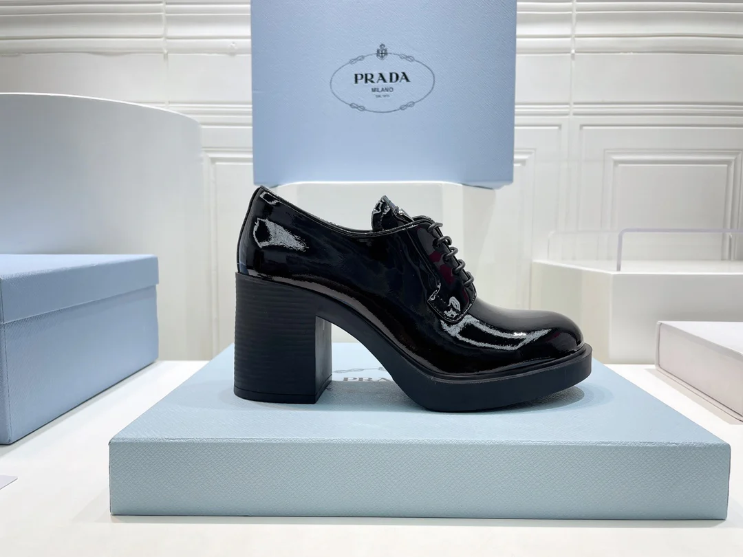 Новинка сезона весна/лето 2022 от Prada: туфли-афро на массивном каблуке со шнуровкой.
