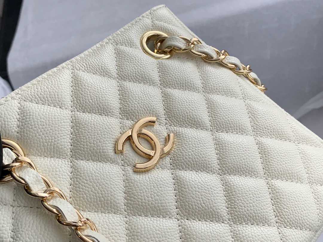 Новая сумка-тоут Chanel весна/лето 2022 — белая.