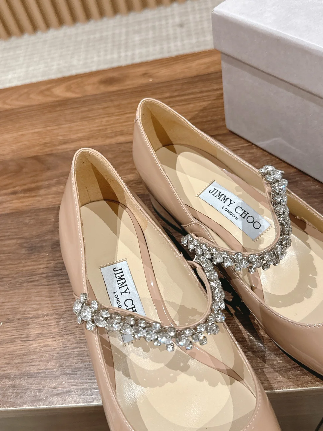 Туфли Jimmy Mary Jane в сочетании с розовым колье с одной лямкой, украшенным кристаллами.