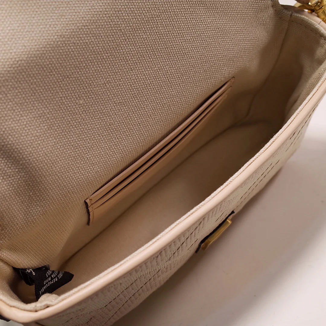 Сумка Fendi Baquette, маленькая, из розового холста.