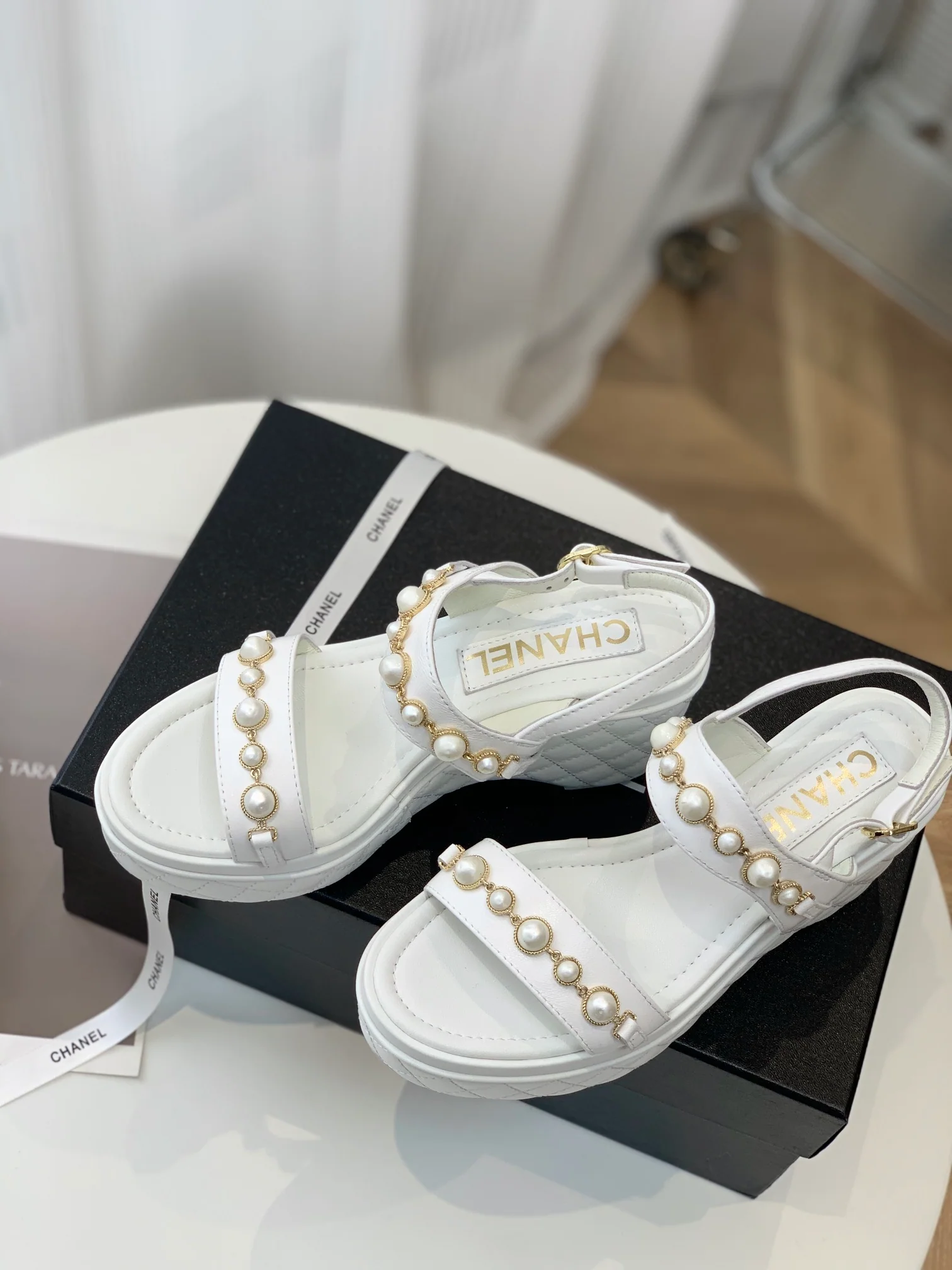 Новинка 2023 года от Chanel - Сандалии на платформе с ромбовидным узором - Белые.