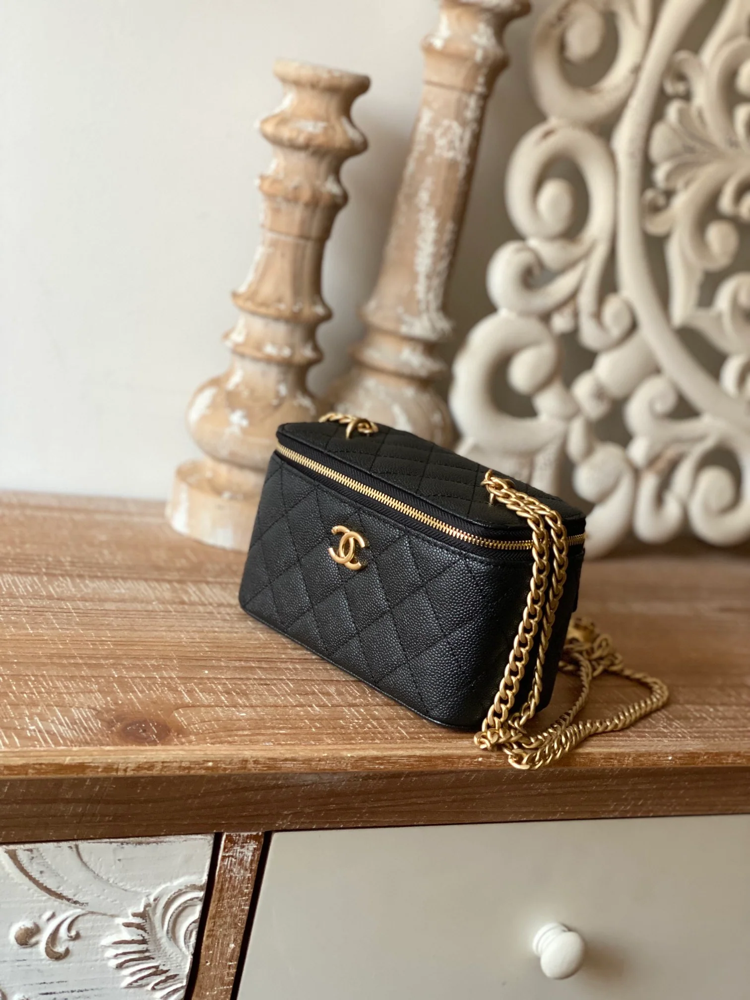 Новинка сезона весна/лето 2023 от Chanel - косметичка в форме сердца на цепочке