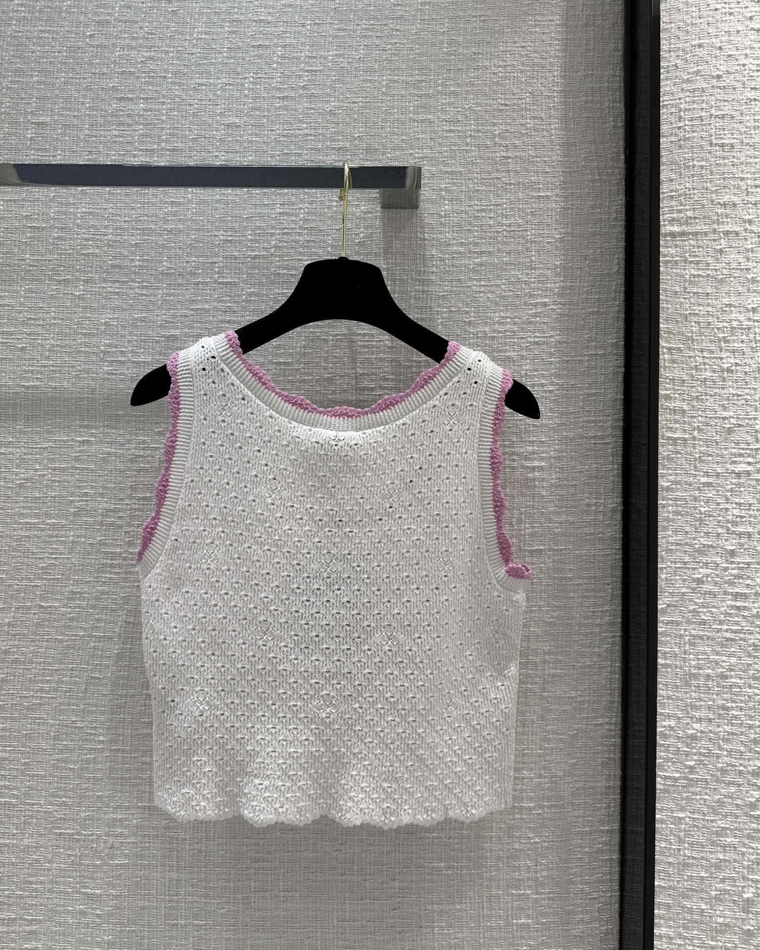 В стиле Chanel - 2403-24 Новый вязаный жилет с розовой отделкой