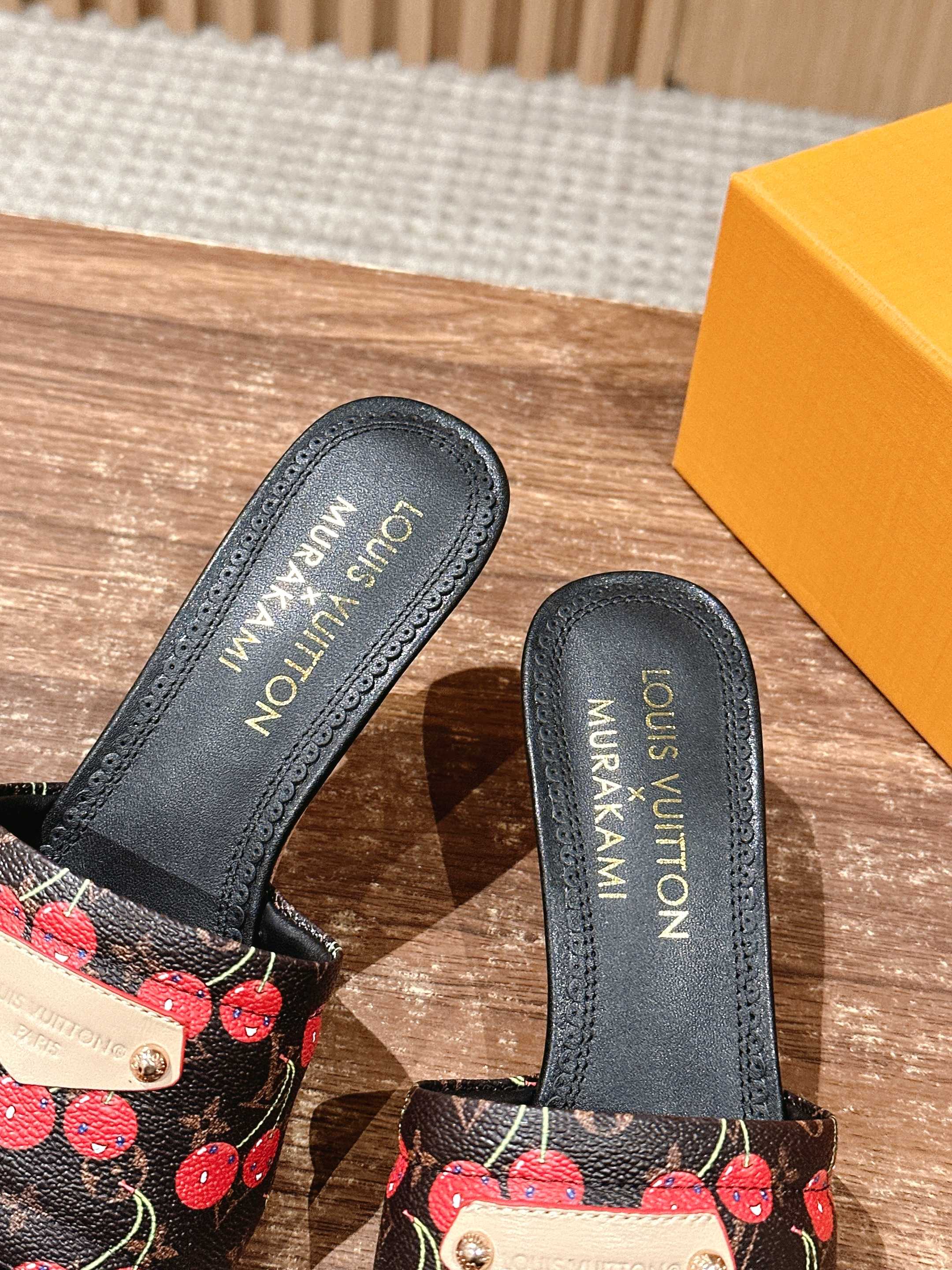 LV - Коллекция Такаши Мураками в стиле ретро - Сандалии на низком каблуке - Вишнево-черные