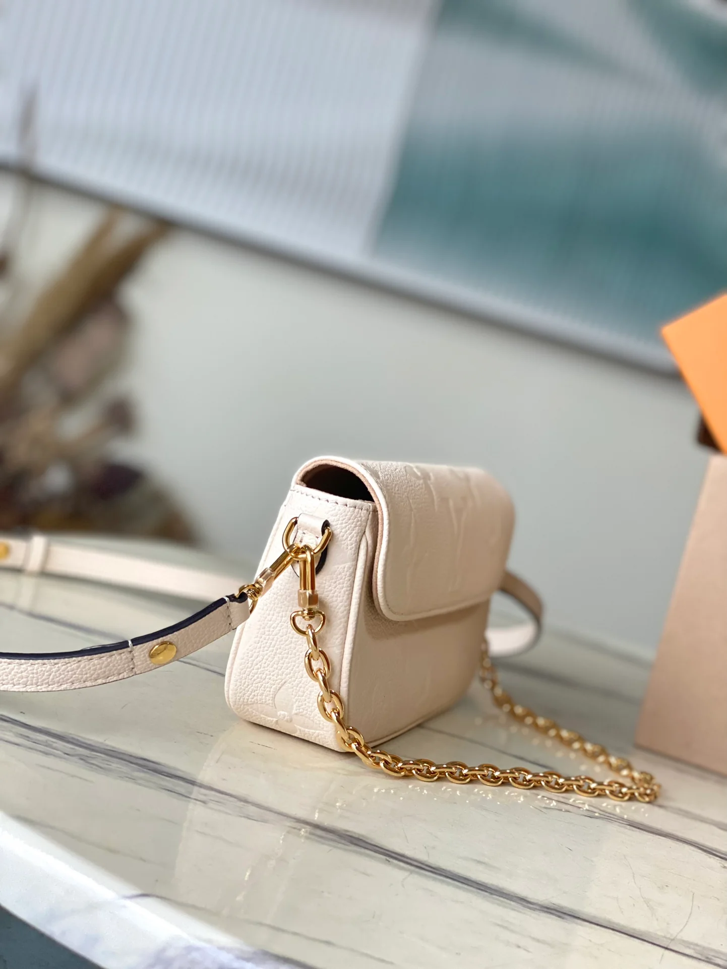 m82210-LV-кошелек-на-цепочке-плющ-крем