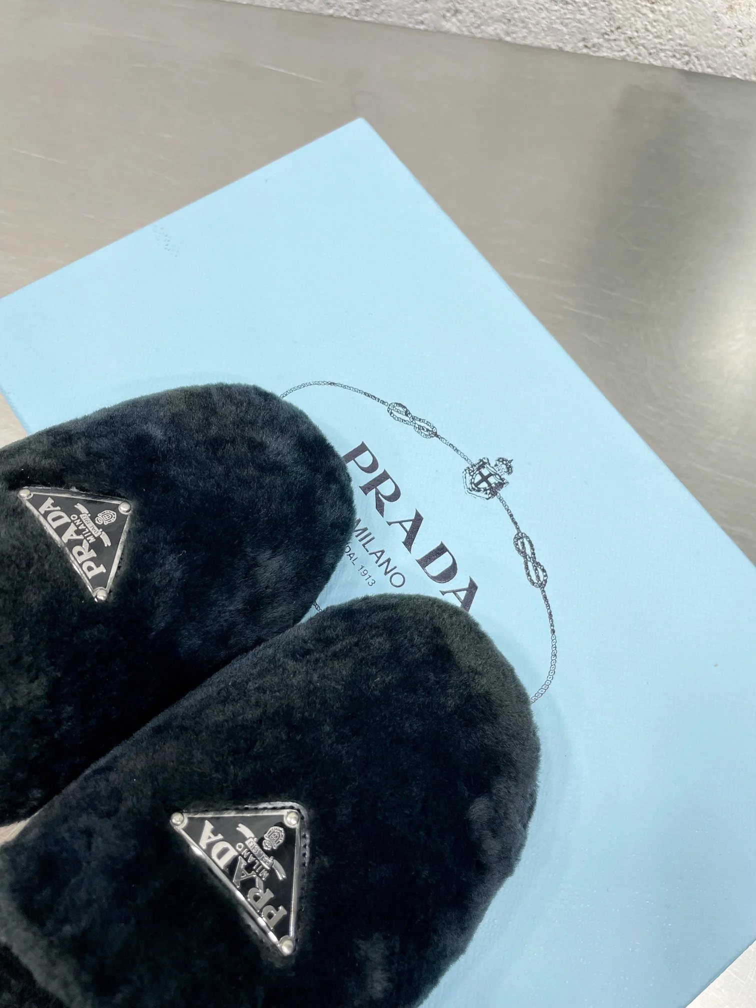 Новинка сезона осень/зима 2022 от Prada — Пушистые балетки — Стиль знаменитостей