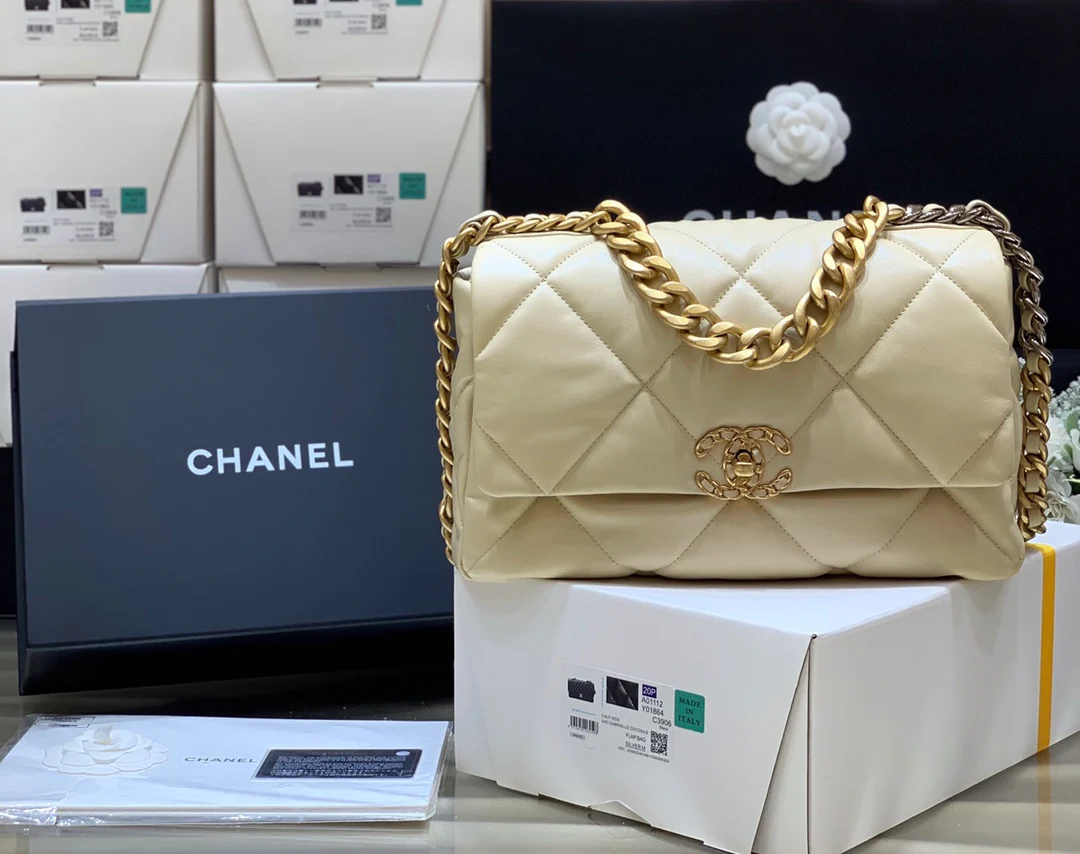 Сумка Chanel 19 — бежевая с золотой фурнитурой — средний размер.