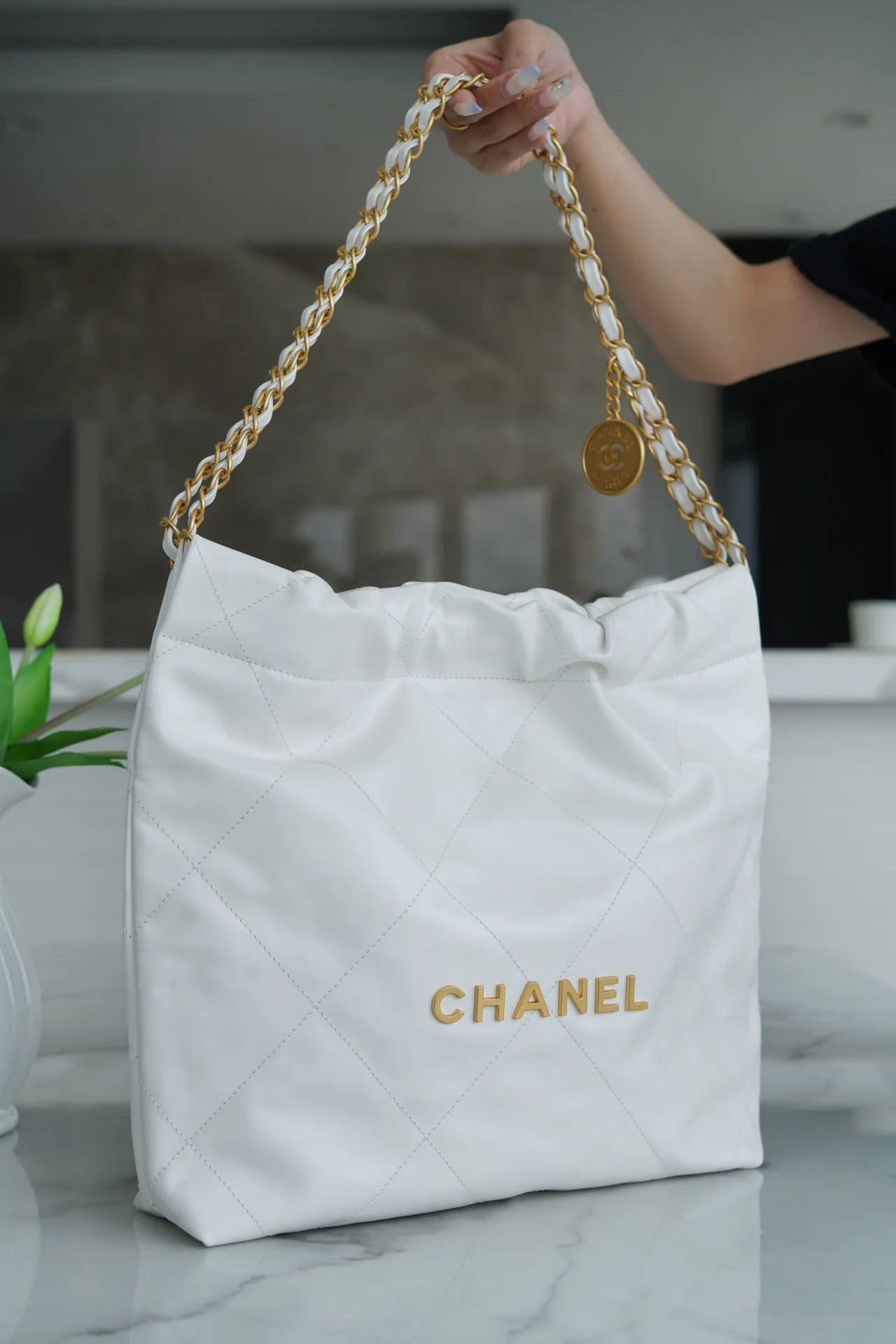 Сумка Chanel 22p 22bag, маленькая, белая, с золотой пряжкой.