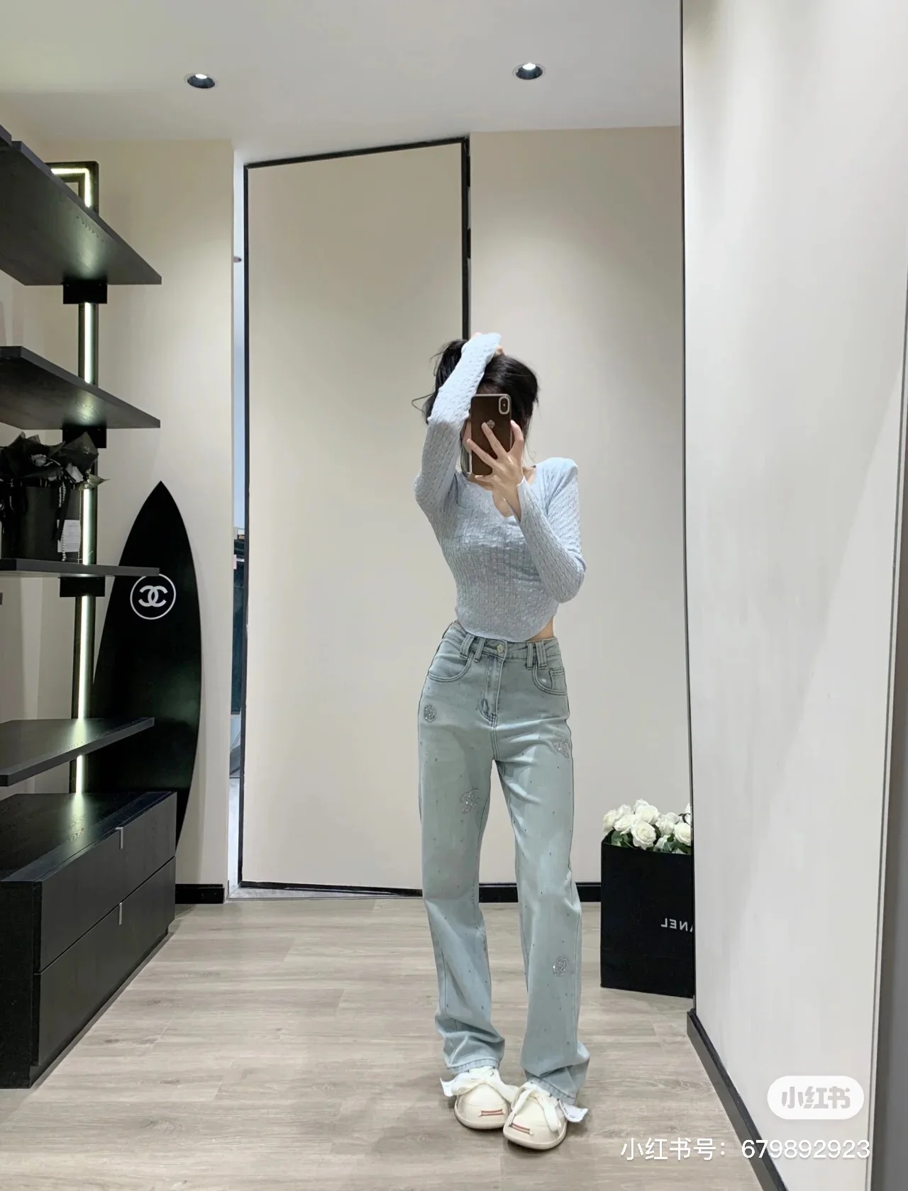 Джинсы прямого кроя в стиле Chanel - 2403 - Прочные джинсы прямого кроя с логотипом, украшенные пайетками.