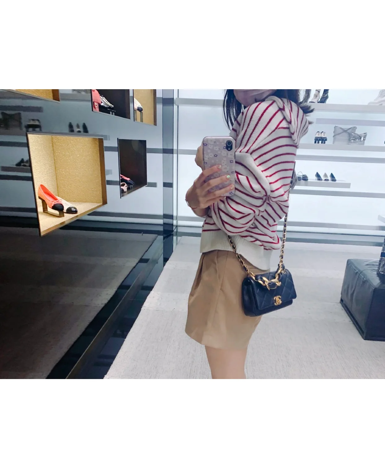 Сумка Chanel из полированной овечьей кожи с стеганым клапаном — темно-синяя.