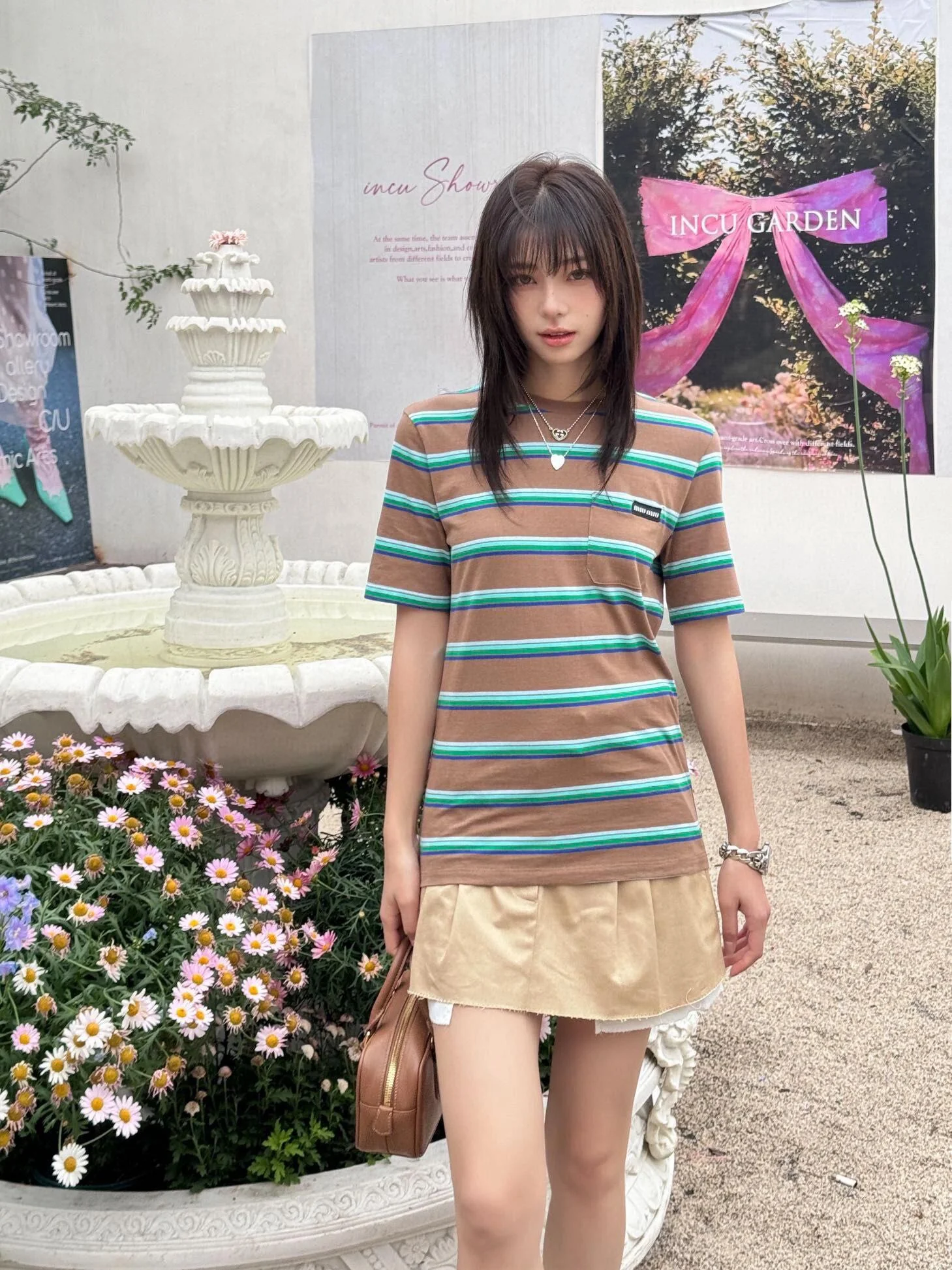 Футболка Miu Miu 2404 в ретро-полоску с карманом и коротким рукавом - коричневая