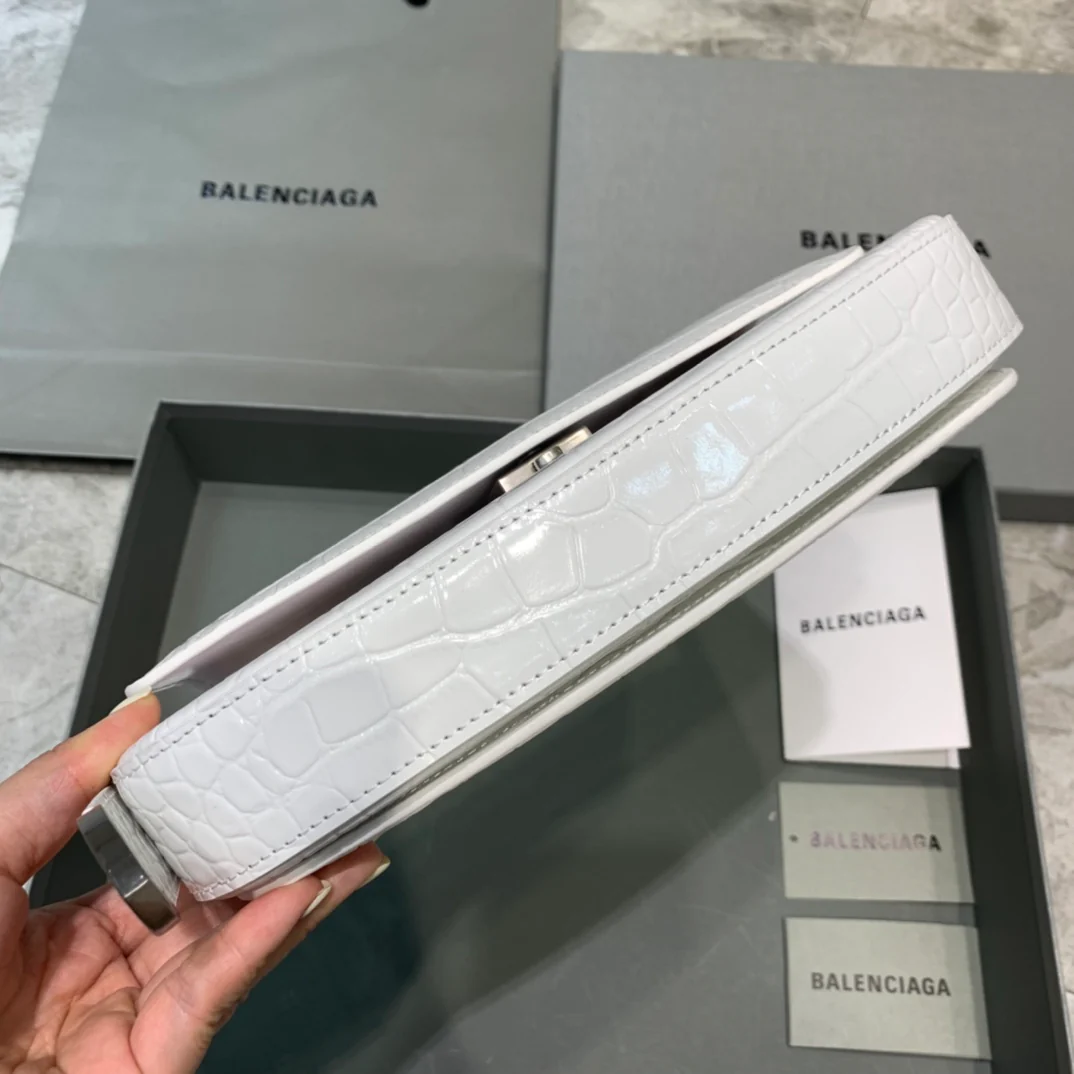 Сумка Balenciaga Ghost Bag - сумка под мышкой