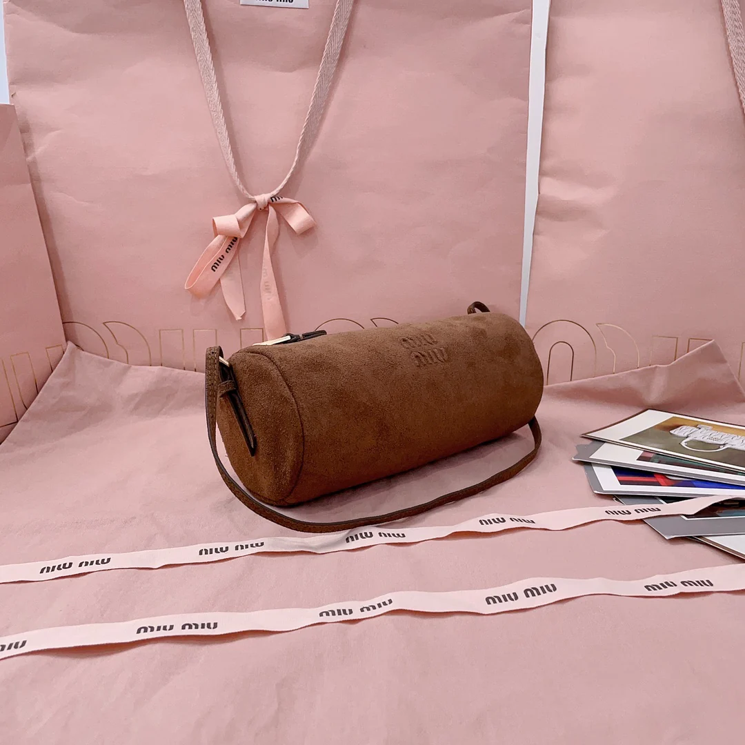 Сумка Miu Miu 5ne851, маленькая цилиндрическая, замшевая, темно-коричневая.