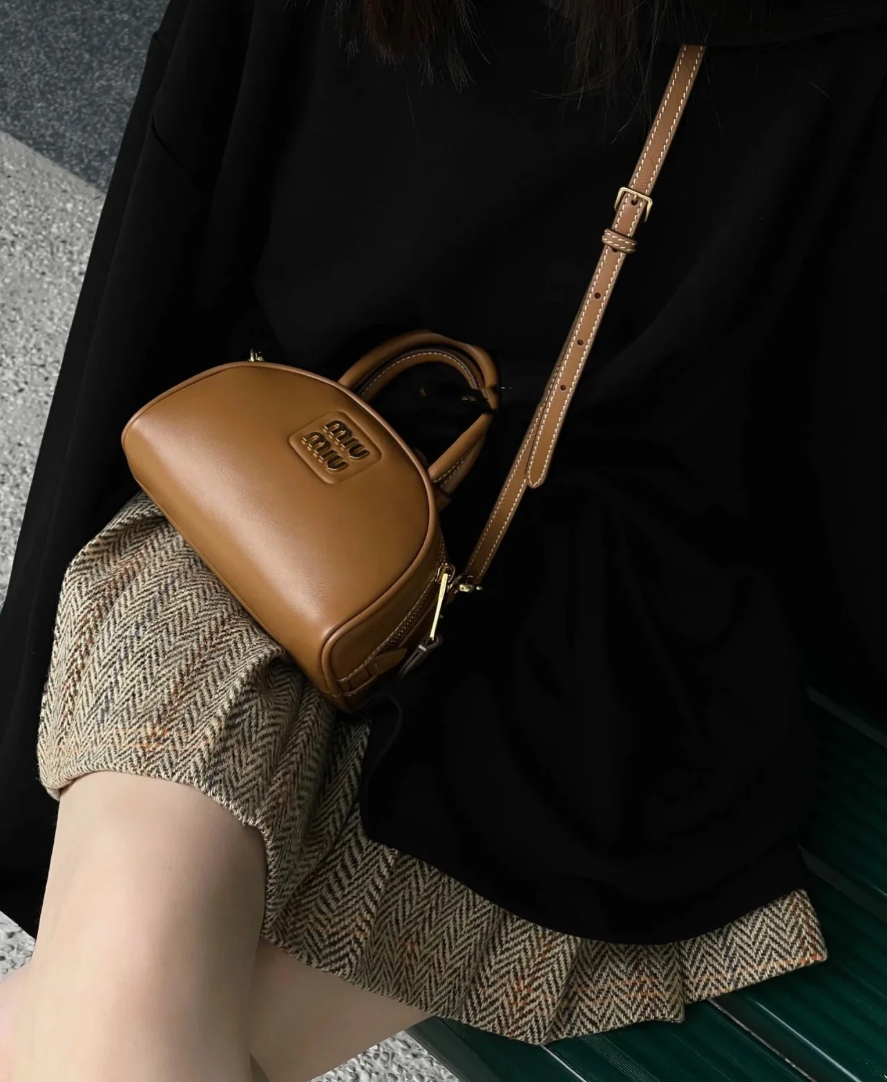 Сумка для боулинга Miu Miu — маленький размер: фотографии на теле.