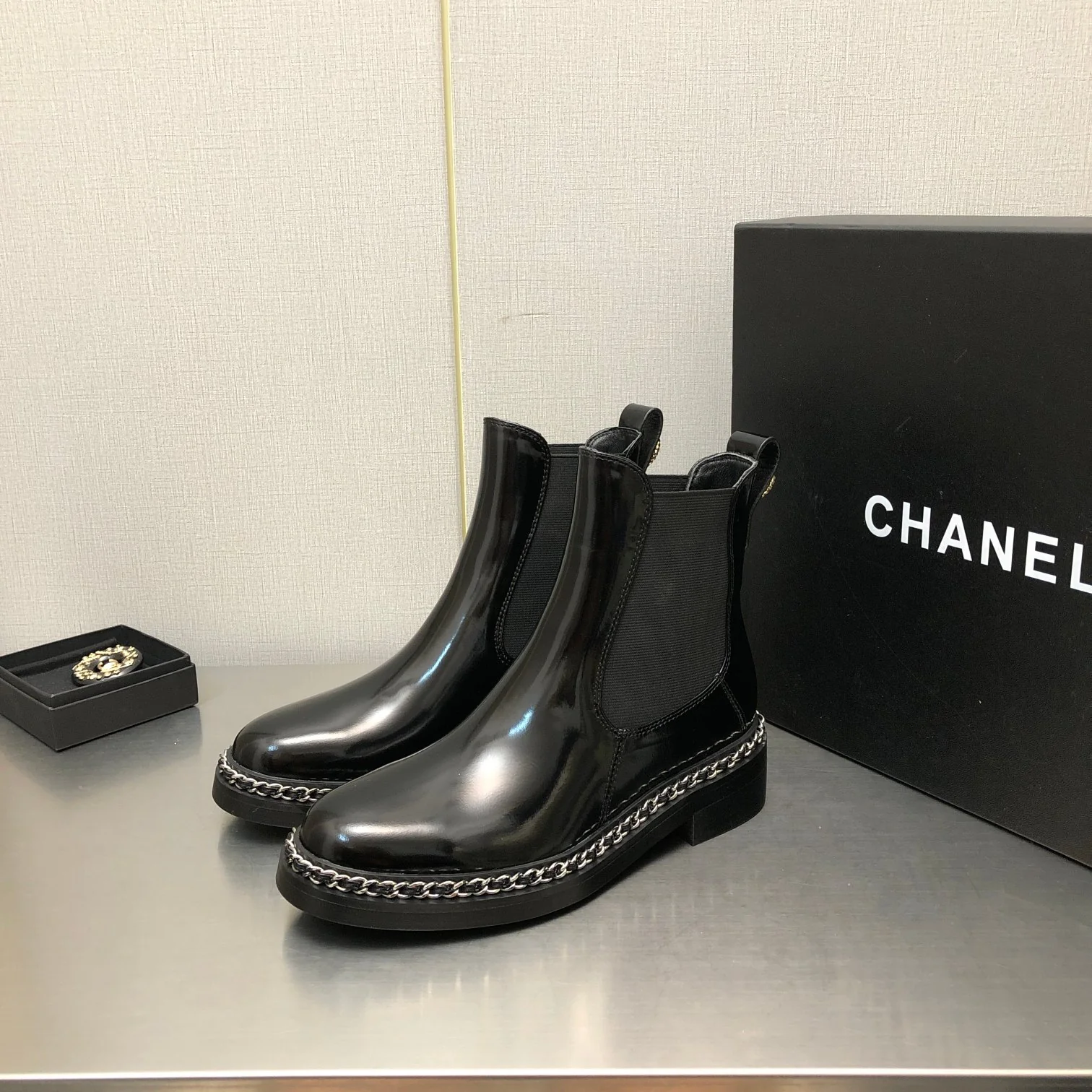 Chanel - Ботильоны в британском стиле с кожаной цепочкой