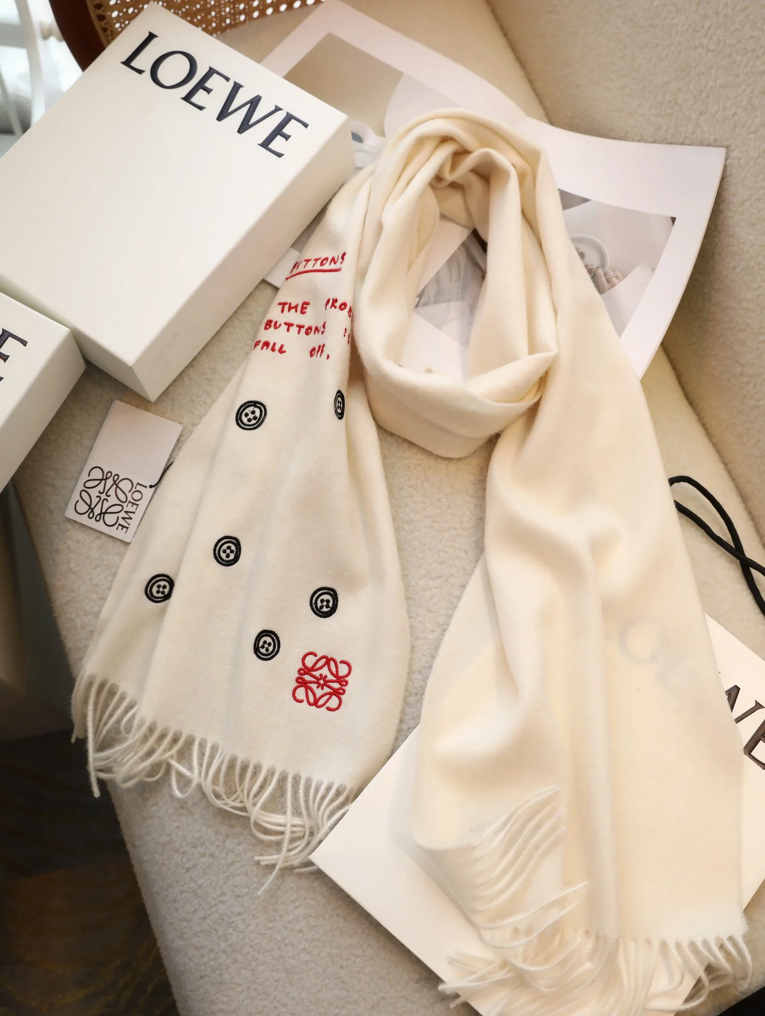 Lolwei - Шарф с вышитой анаграммой на пуговицах - 100 г - овечья шерсть - 35 - 180 см