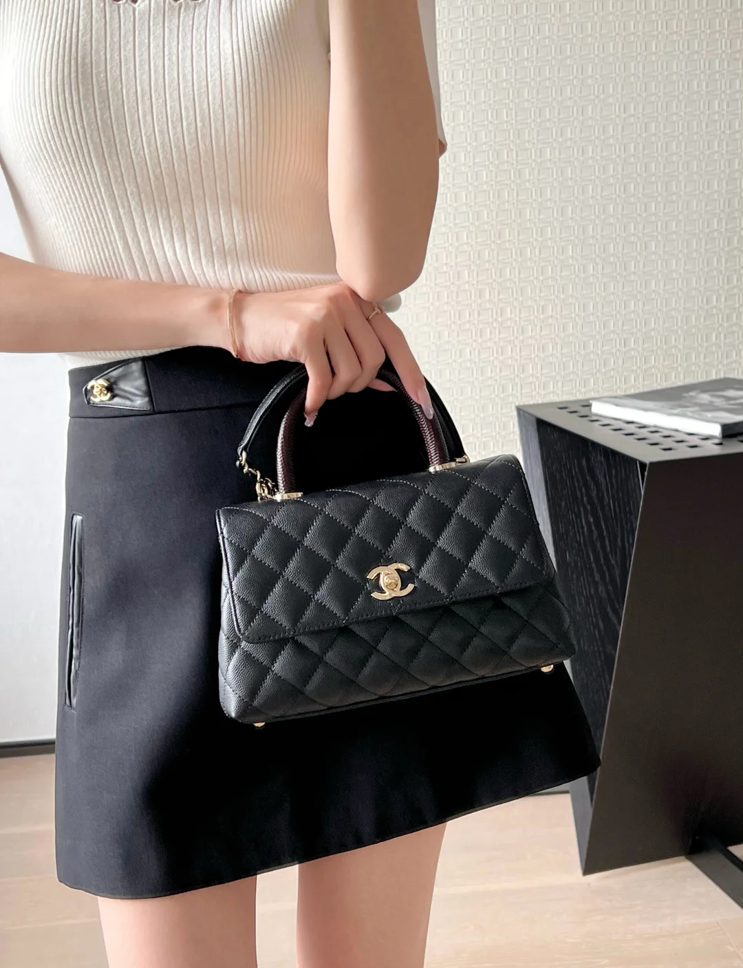 Chanel - Сумка с ручкой цвета ?кокосово-красная ящерица? - Маленькая - Черная с пряжкой светло-золотистого цвета