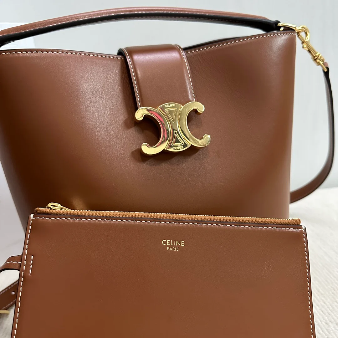 Кожаная сумка-ведро Celine Triomphe - коричневая