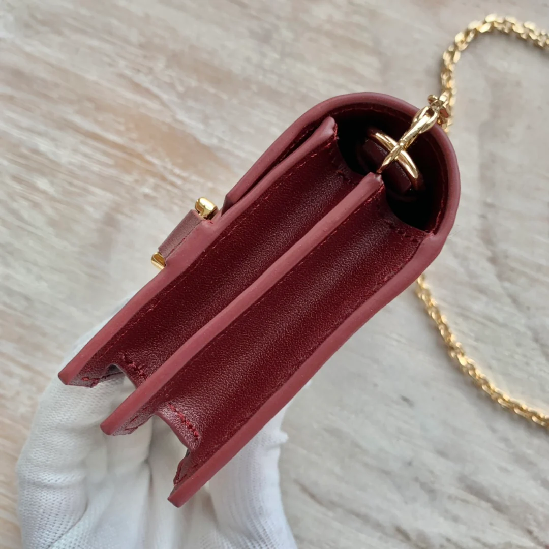 Celine - Держатель для карт на цепочке из глянцевой телячьей кожи - 2 шт.