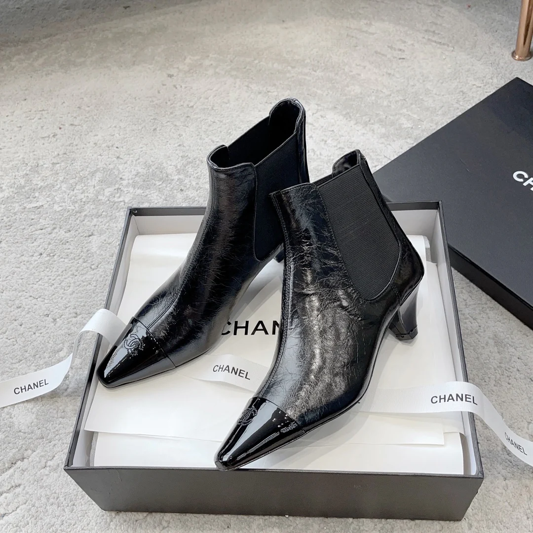 Новинка сезона ?Ранняя осень 2023? от Chanel — ботильоны ?Челси? на низком каблуке — черные.