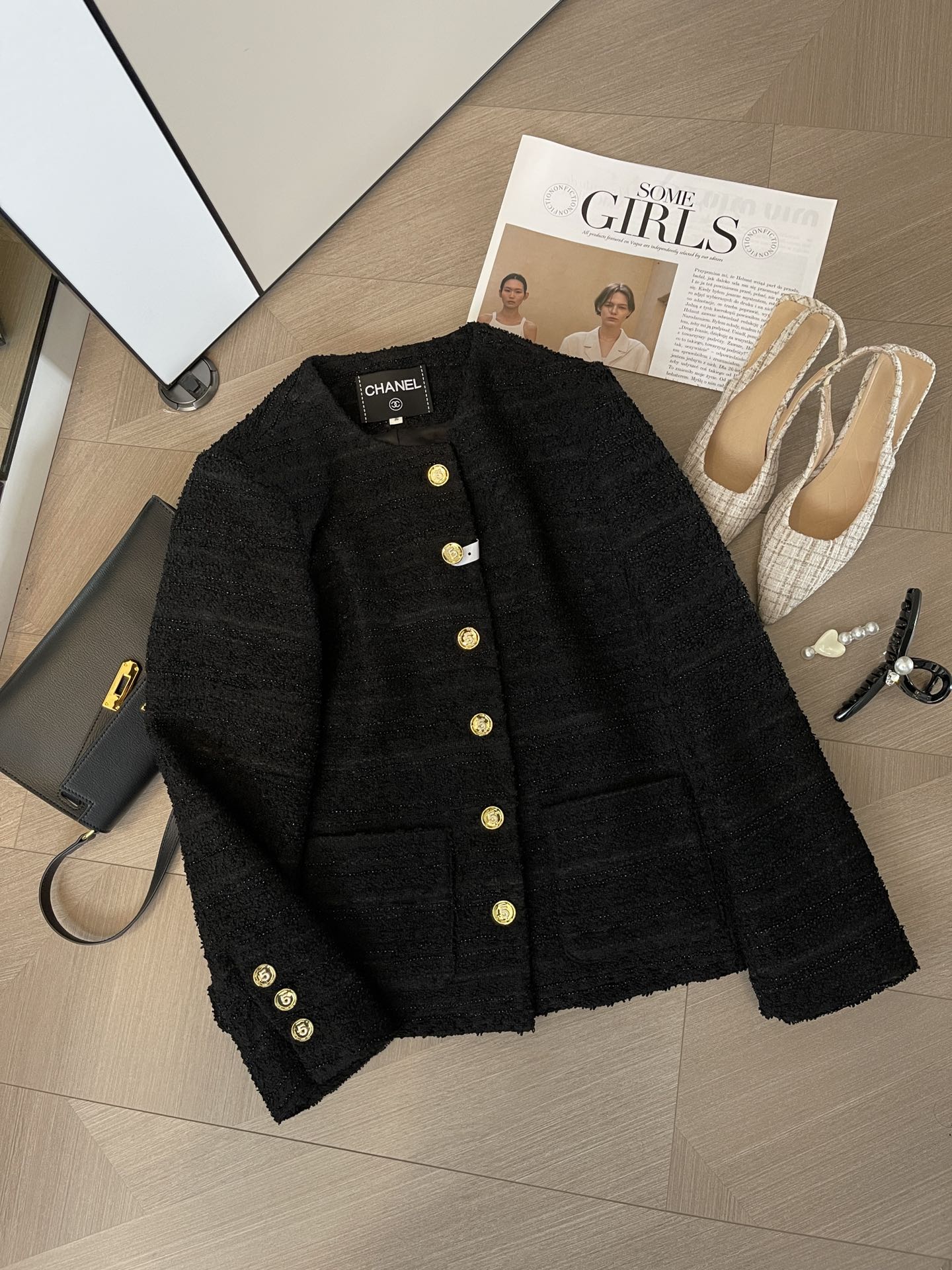 Куртка Chanel 2403 черно-золотого цвета