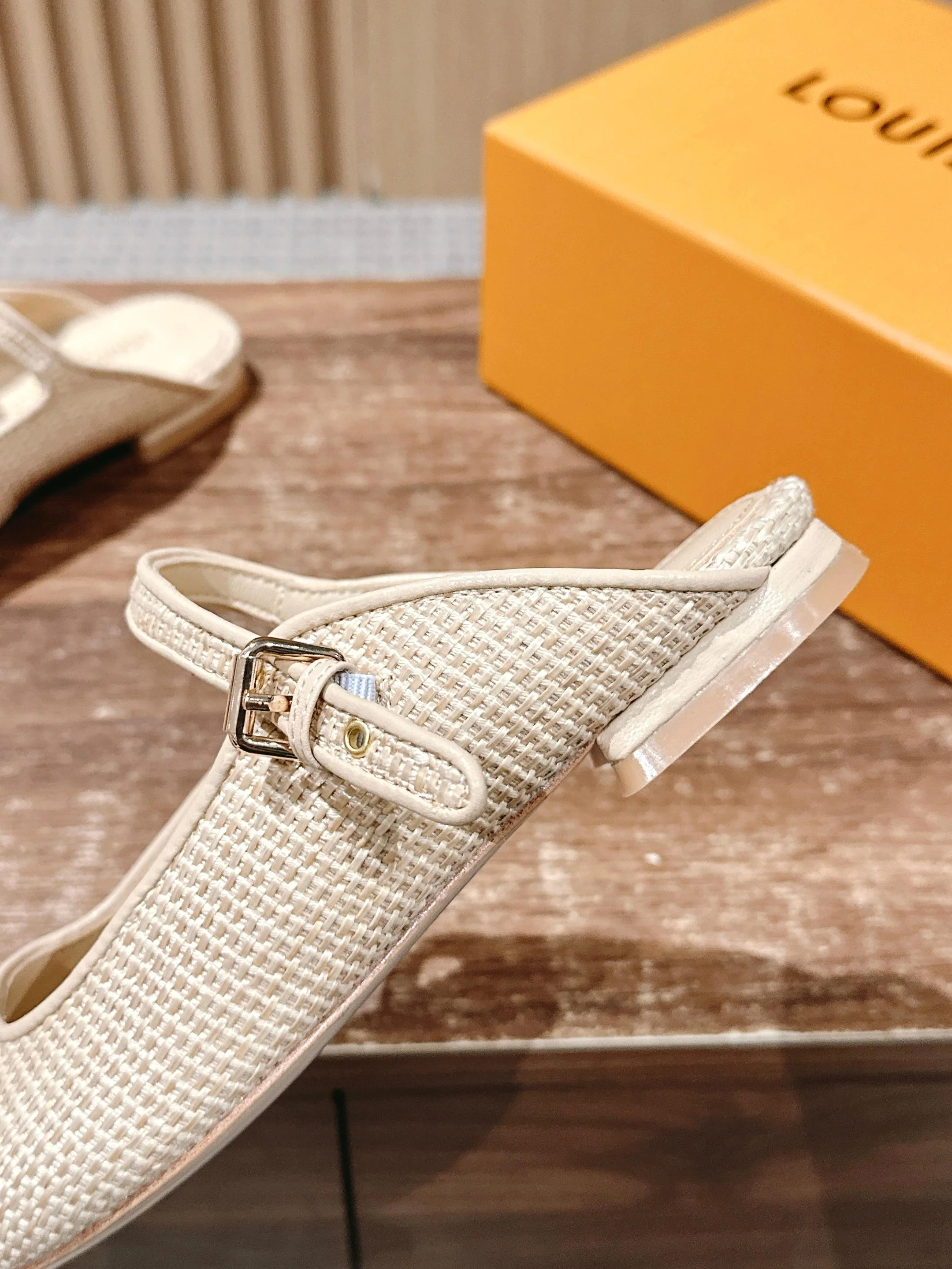 LV - Закрытые домашние тапочки - Бежевые