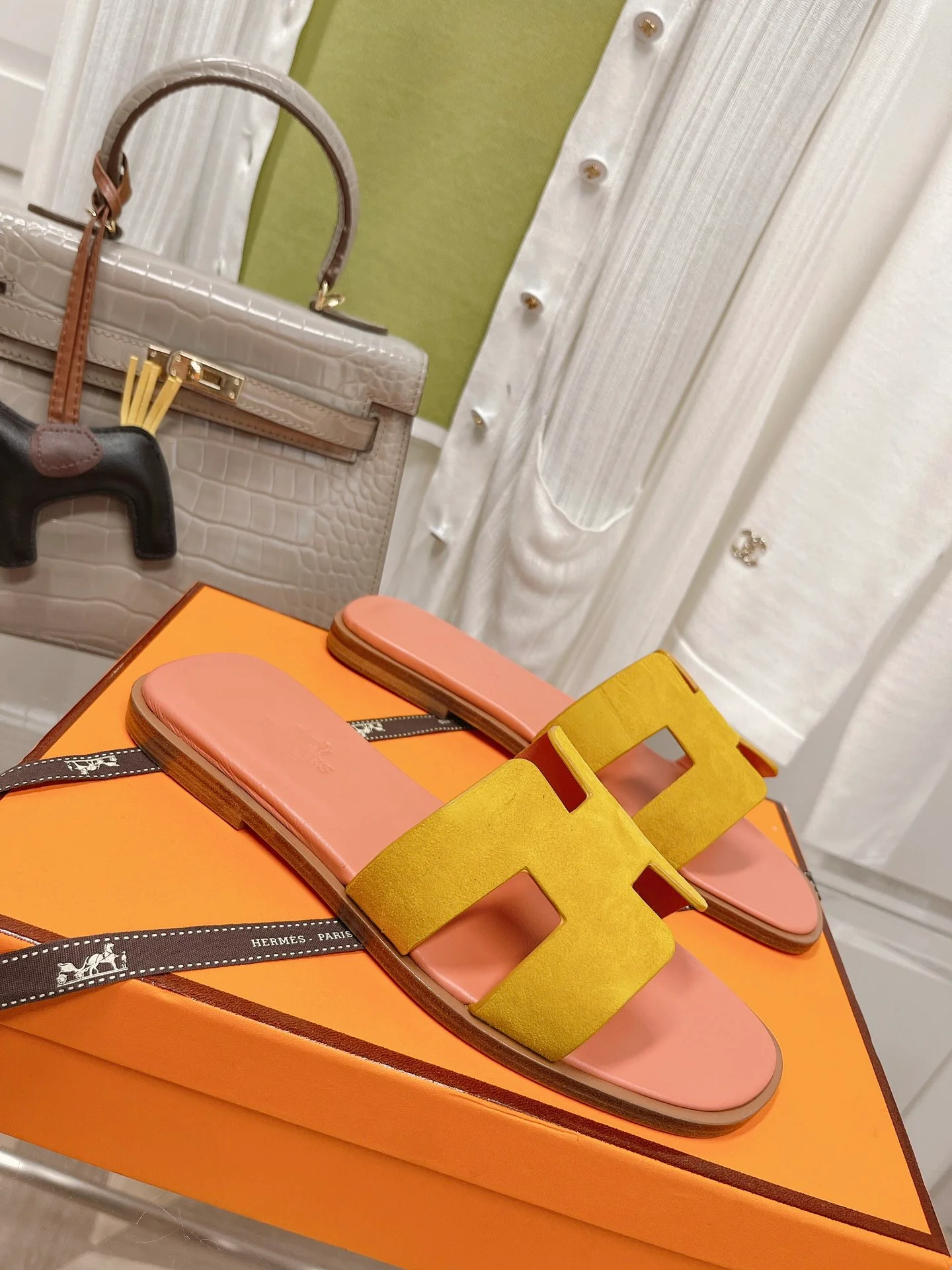 Новинка 2022 года от Hermes - Итальянские тапочки H из оленьих рогов - Розовые и желтые