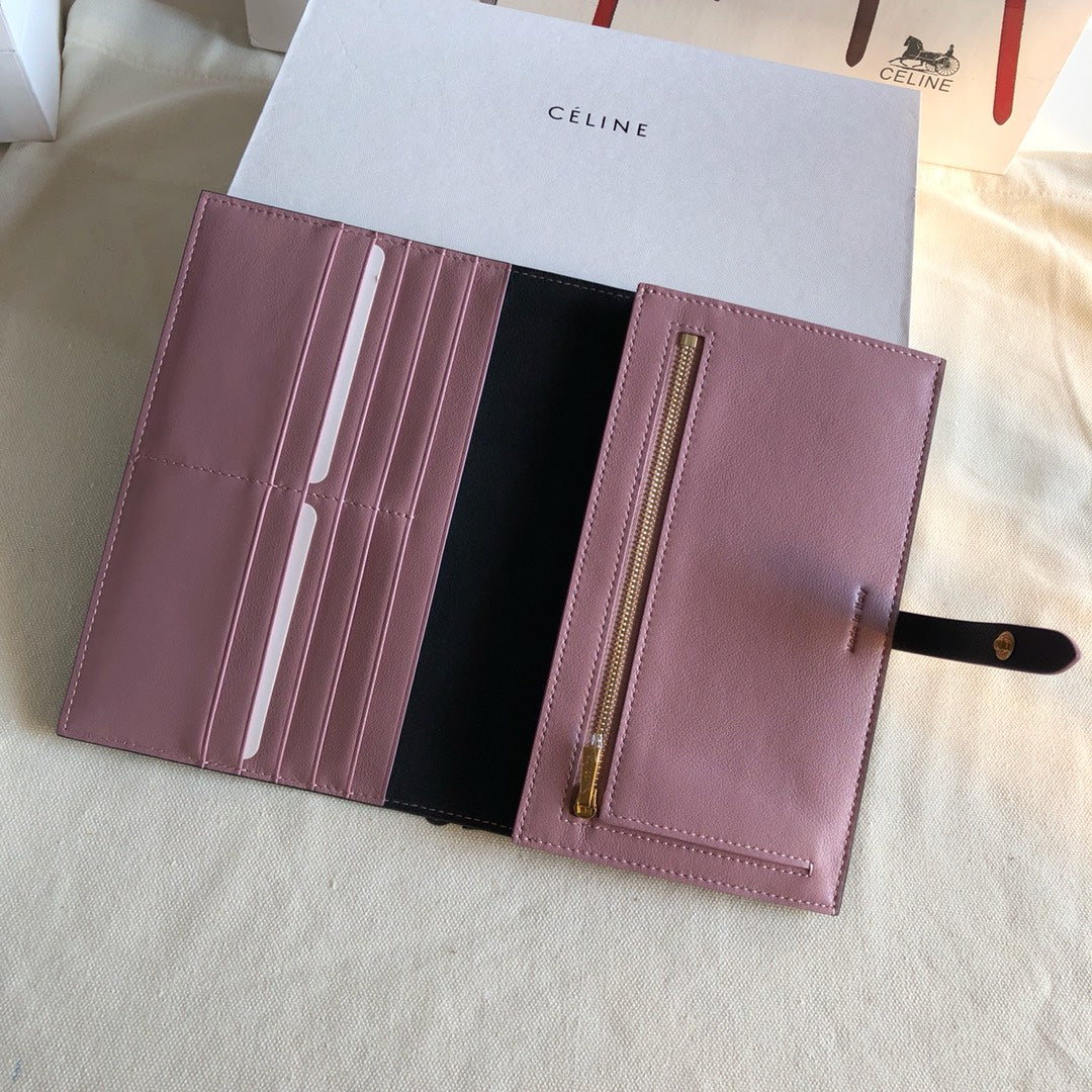 Длинный кошелек Celine — черно-розовый — с принтом в виде пальмовых листьев.