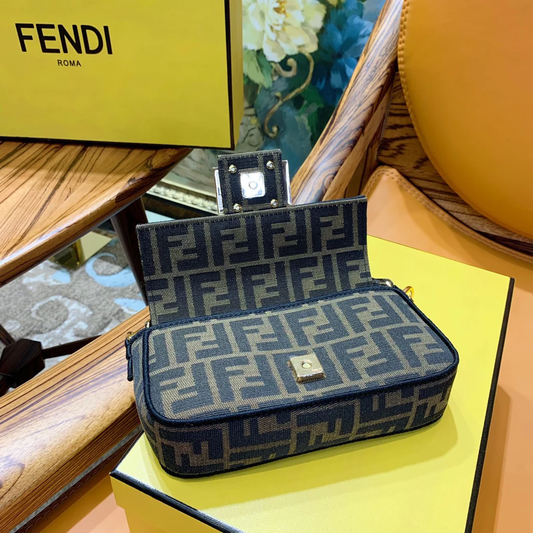 Fendi Baguette - Маленький коричневый бублик с монограммой