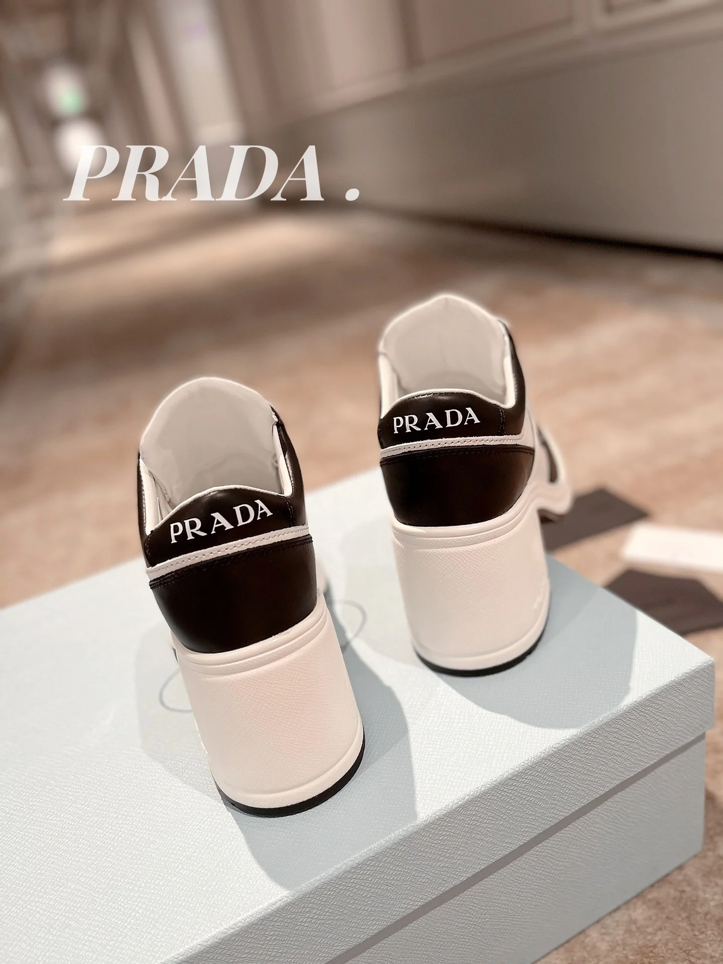 Новинка весны 2022 года от Prada - Спортивные туфли на массивном каблуке - Черные