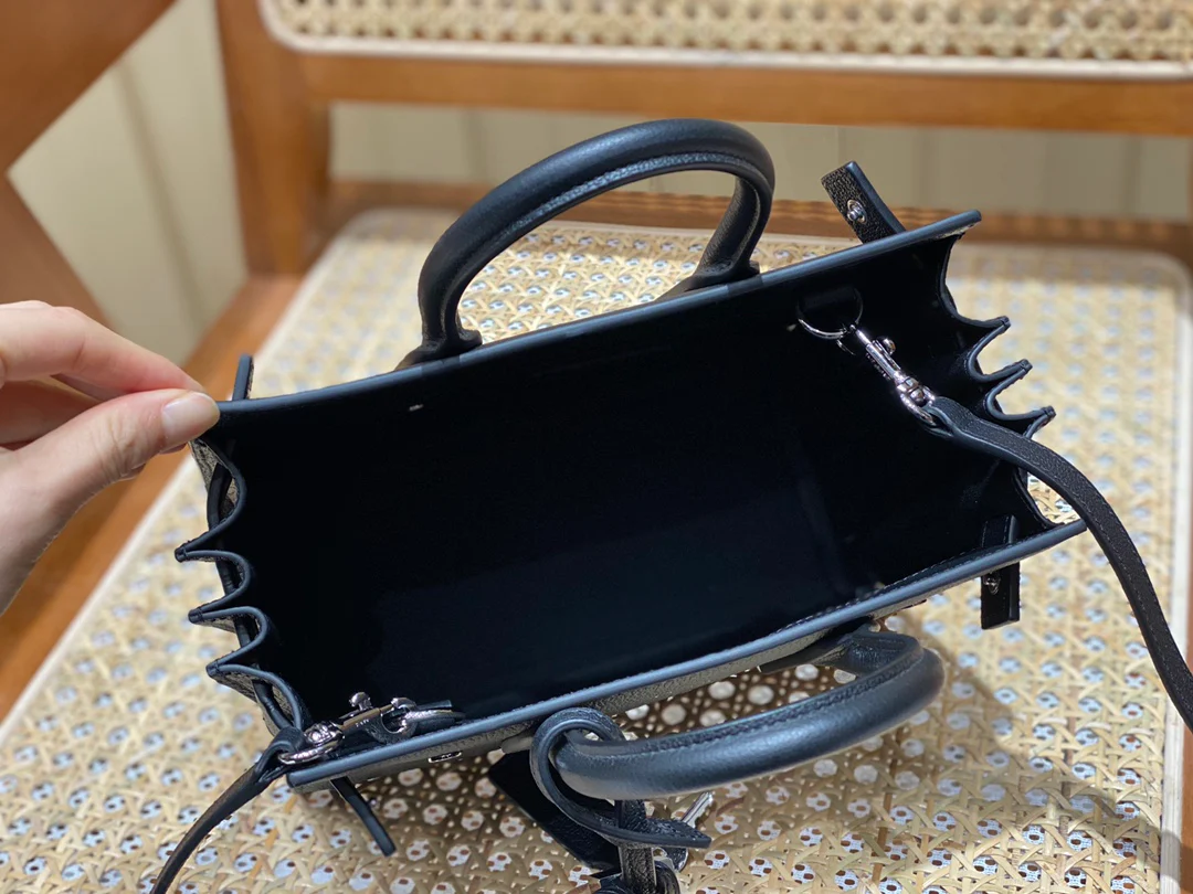 Сумка-гармошка YSL Sac-de-jour с рисунком под козу - черная - 22 см