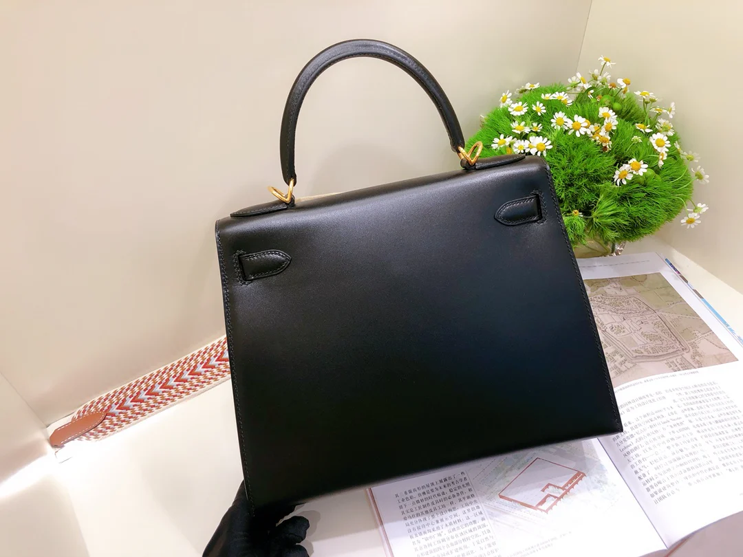 Сумка Hermes Kelly 28 Box из кожи, черная, с золотой пряжкой.
