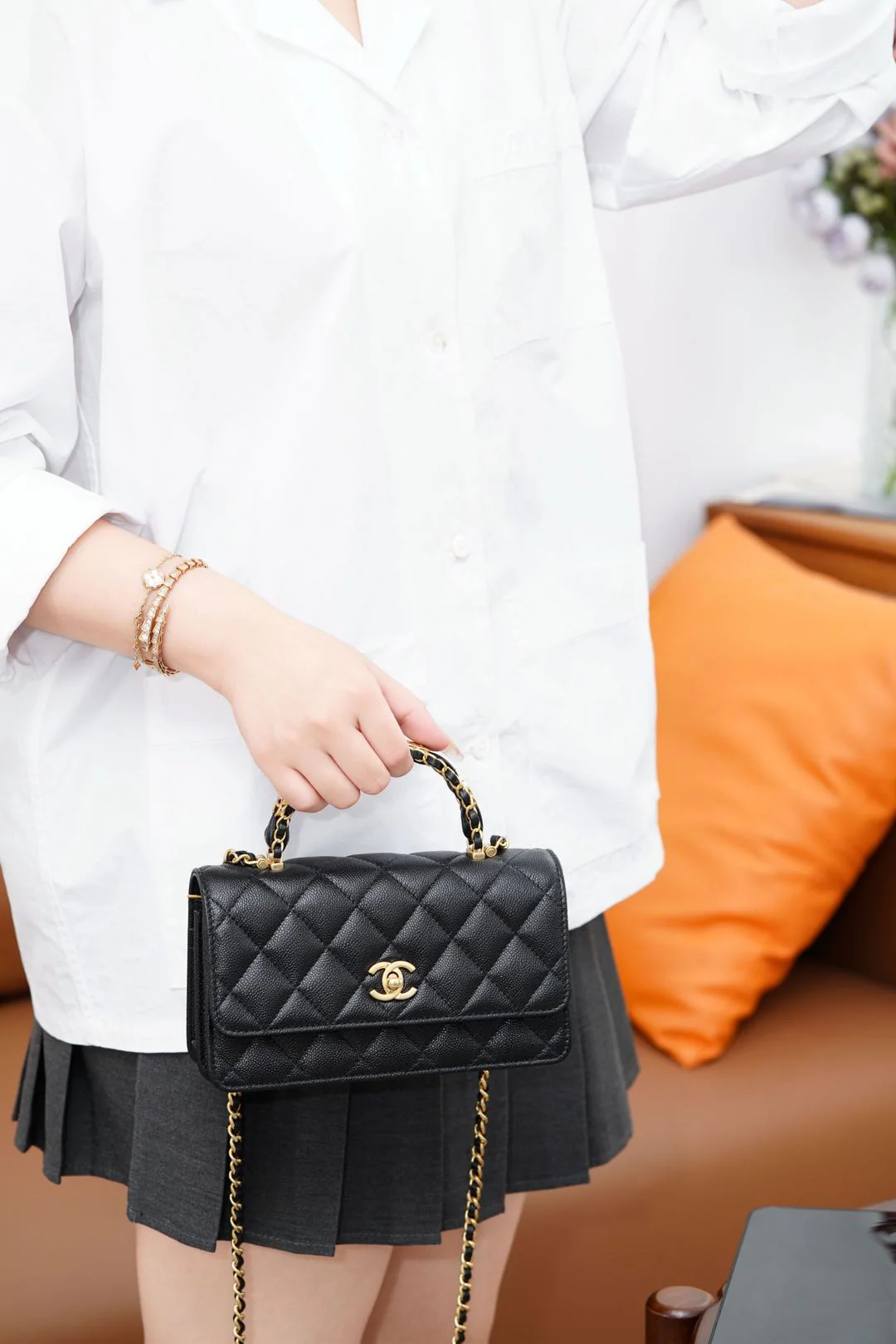 Сумка-гармошка Chanel 25b с двумя ручками в форме буквы С, черная с золотой пряжкой.