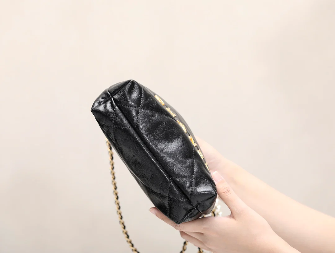 Новинка сезона весна/лето 2023 от Chanel - сумка 22 - мини - черный жемчуг - фото в действии