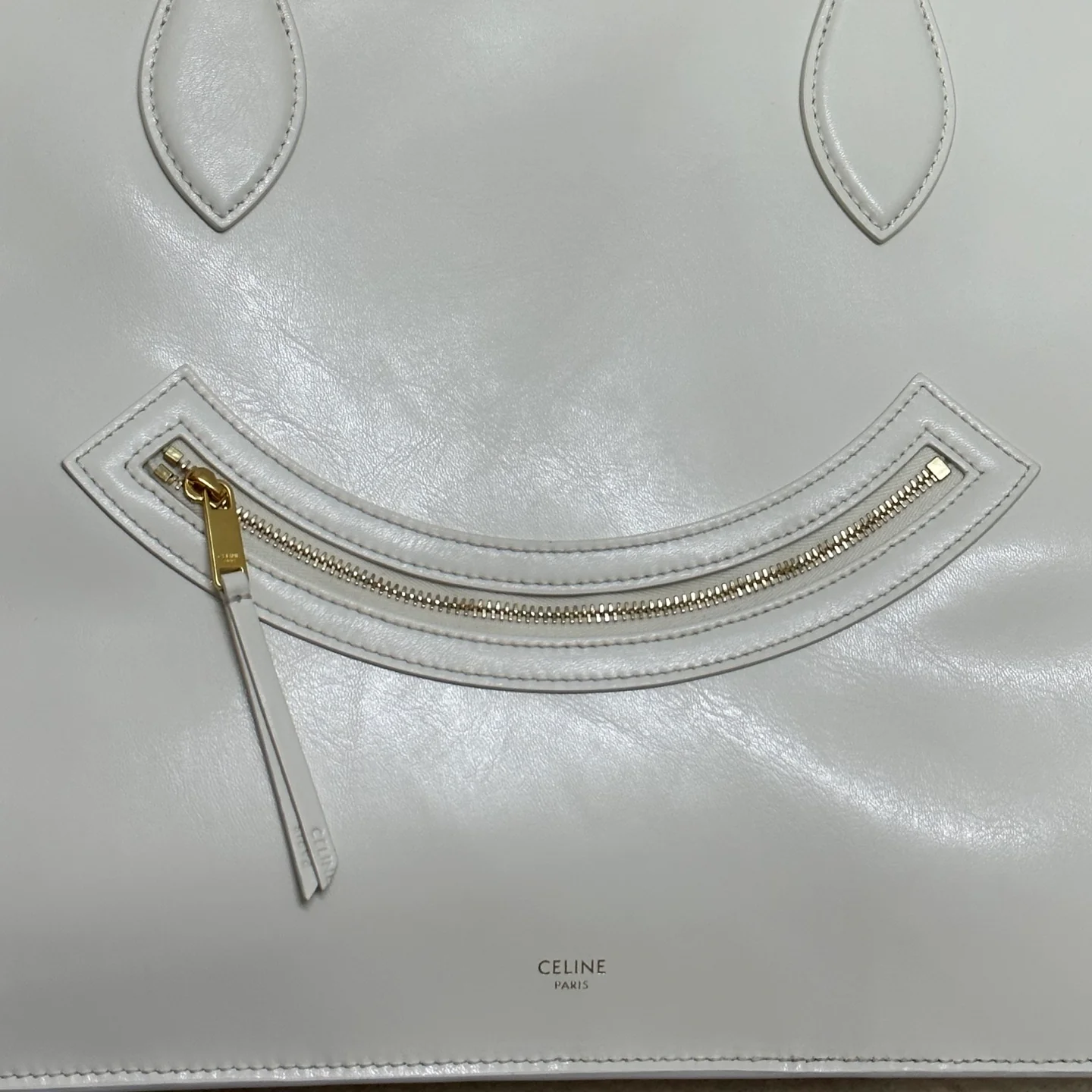 Новинка сезона весна/лето 2026 от Celine - Сумка с изображением смайлика - Белая