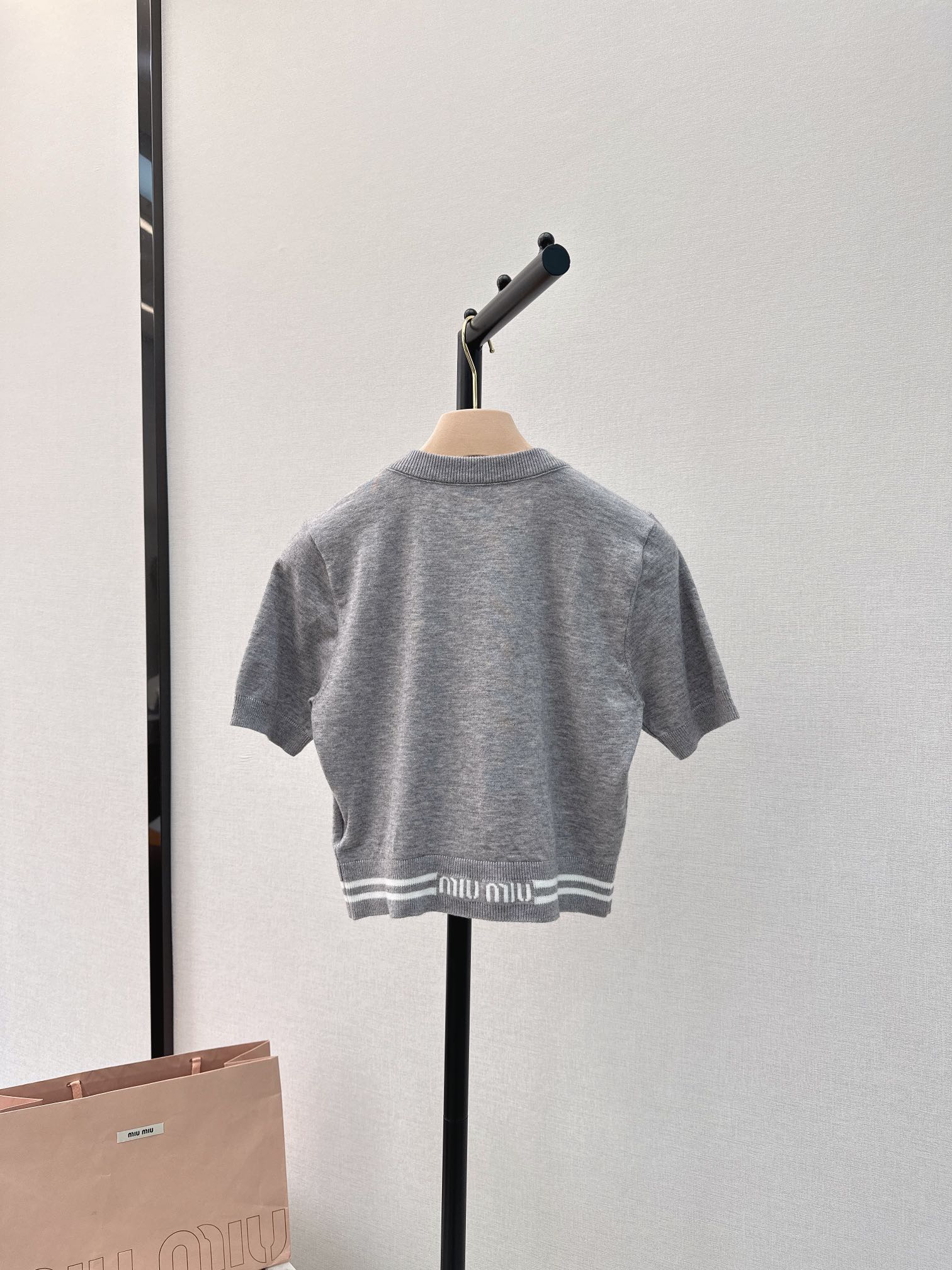 Miu Miu - 2404 - Новинка сезона весна/лето: Классический пуловер с круглым вырезом - Плиссированная юбка - Серый