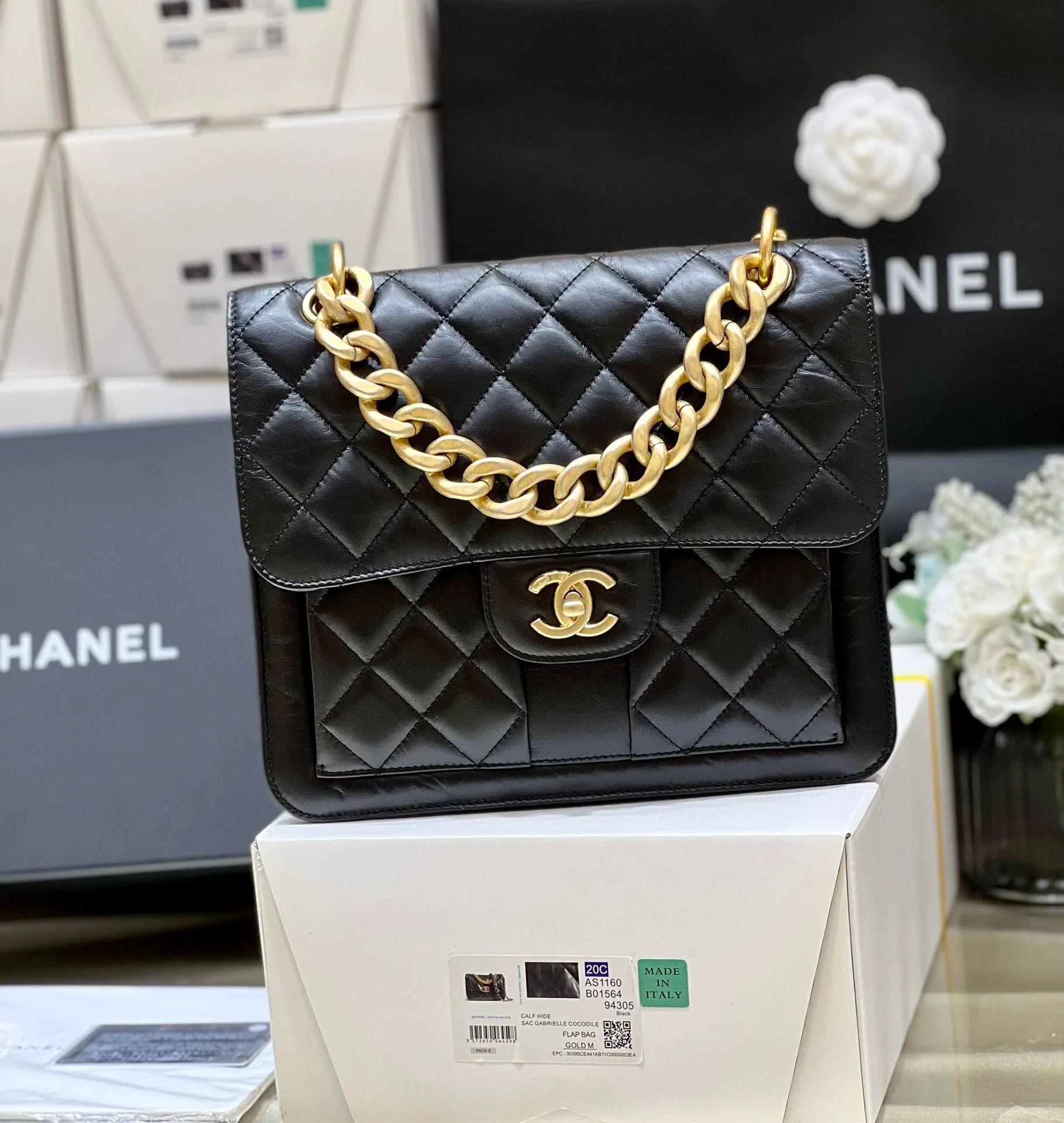 Новинка сезона весна/лето 2023 от Chanel - кожаный рюкзак в стиле ретро.