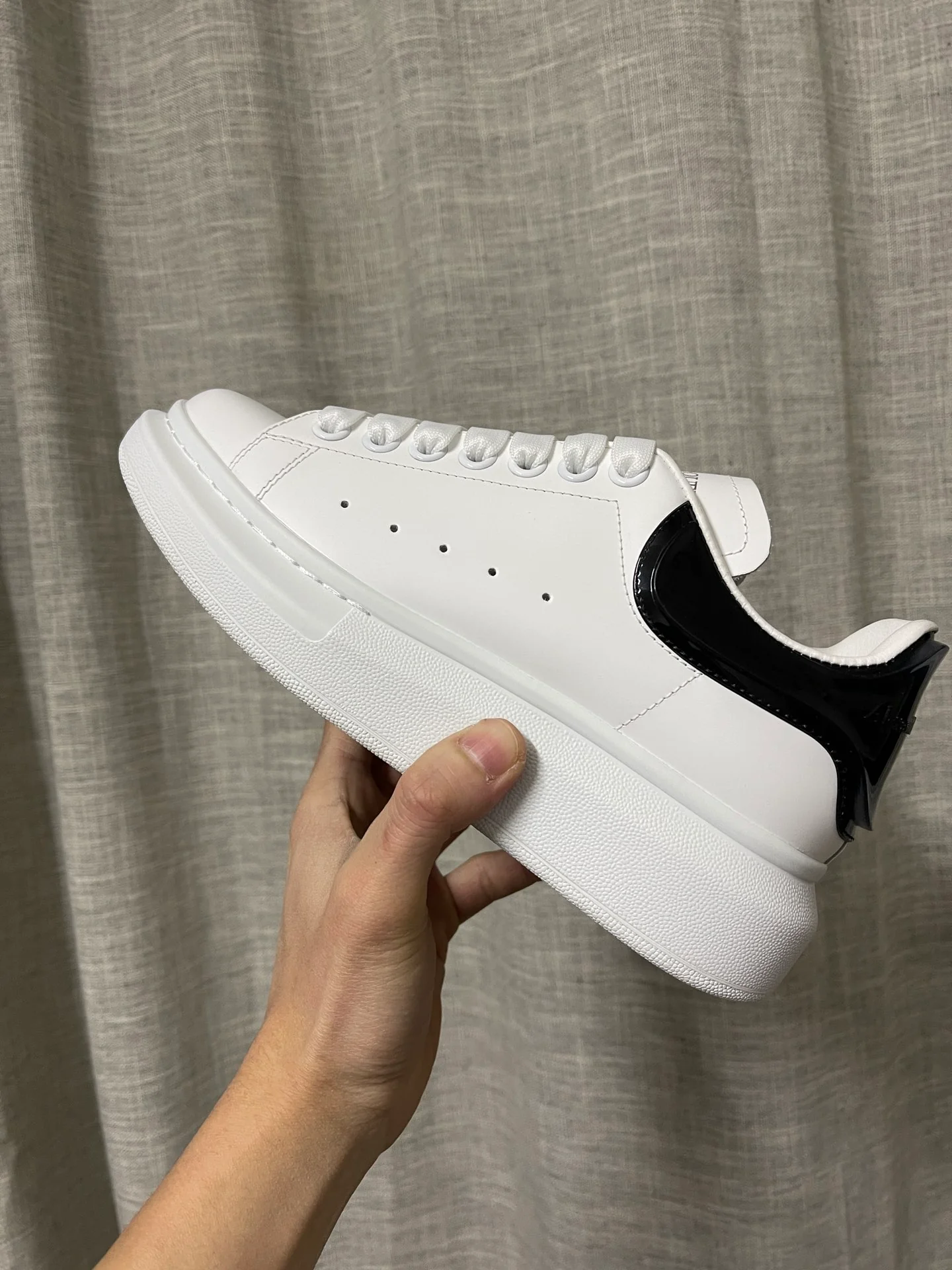 Классические белые кроссовки McQueen - унисекс - черные с мягким каблуком - премиум-издание