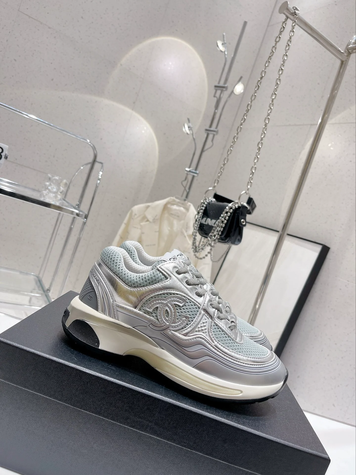 Новинка весенней коллекции Chanel 2023 года - Дышащая сетка - Повседневные кроссовки - Серебристые