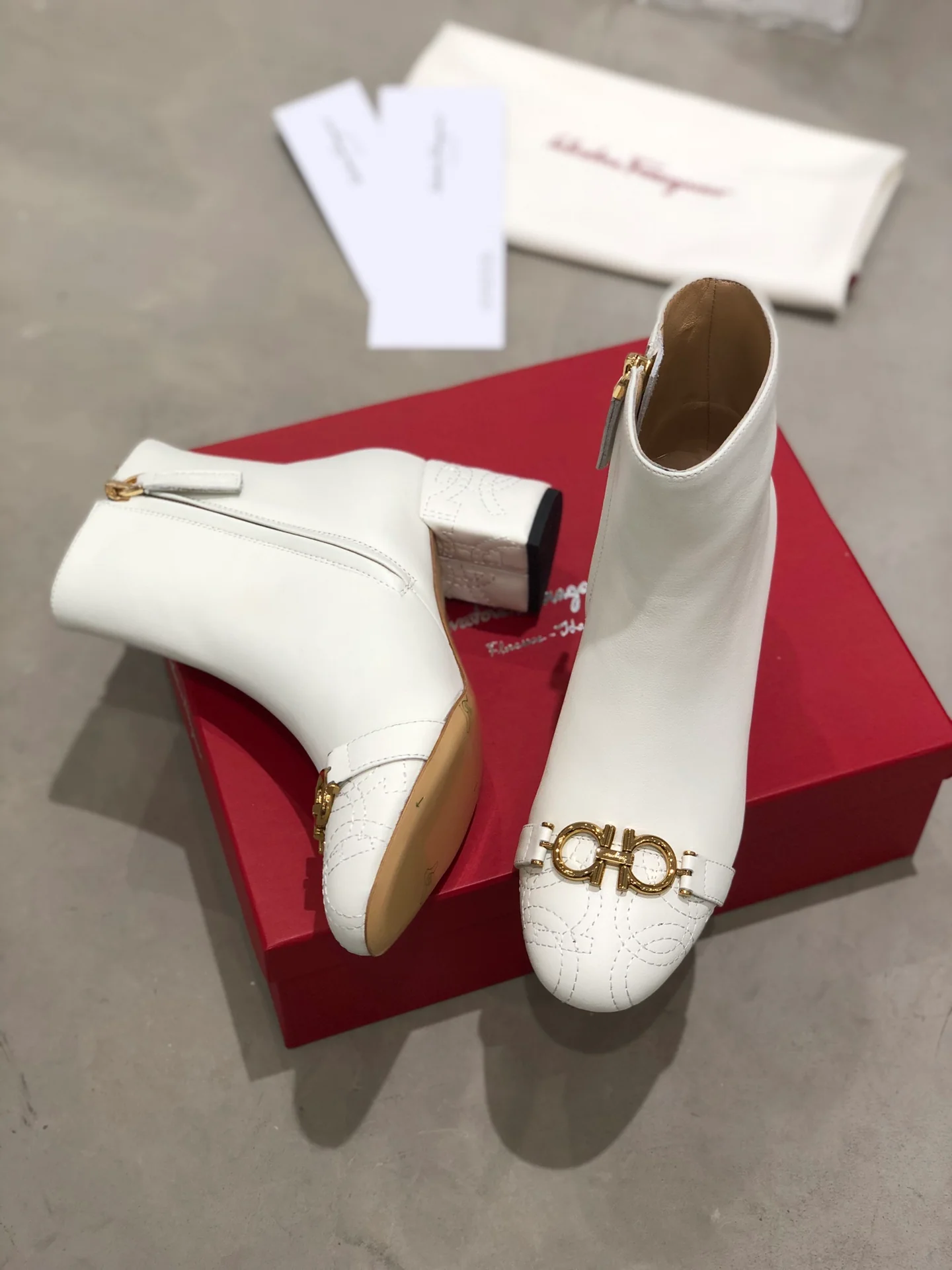 Ботильоны Salvatore Ferragamo Осень/Зима 2022 - Gancini Horseshoe Buckle Chunky Heel Ankle Boots - Белые