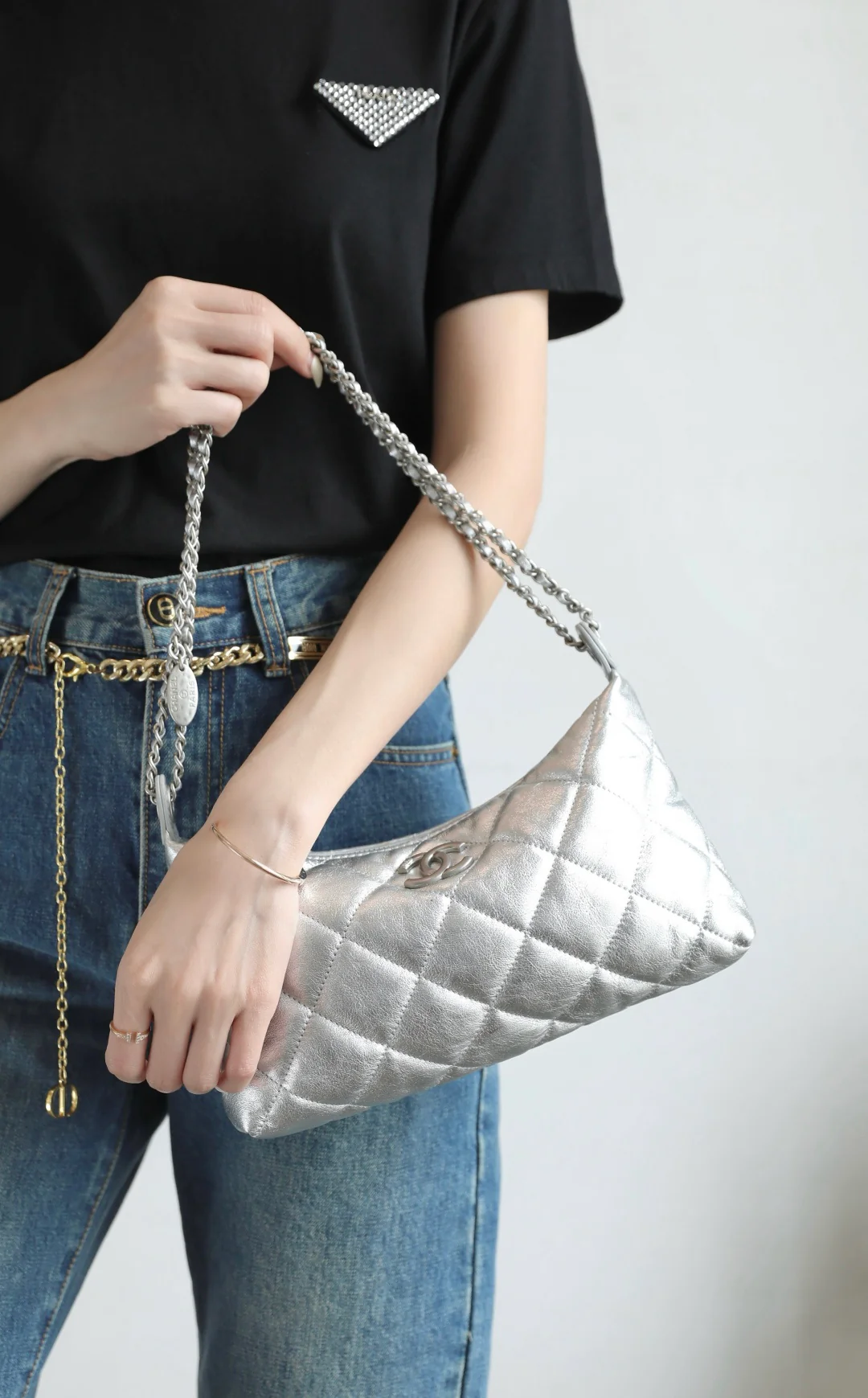 Сумка-пельмень Chanel с серебряной цепочкой для монет