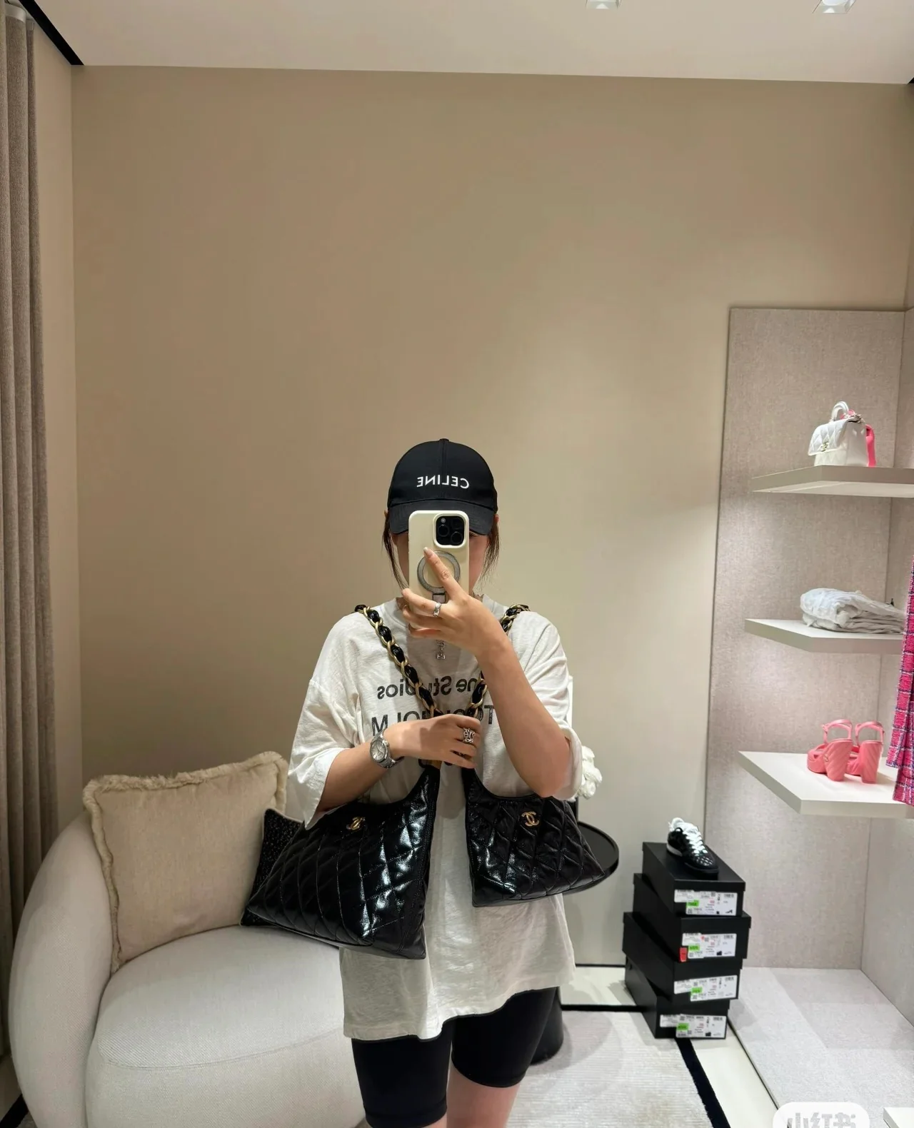 Сумка-хобо Chanel 24a под мышкой - черная